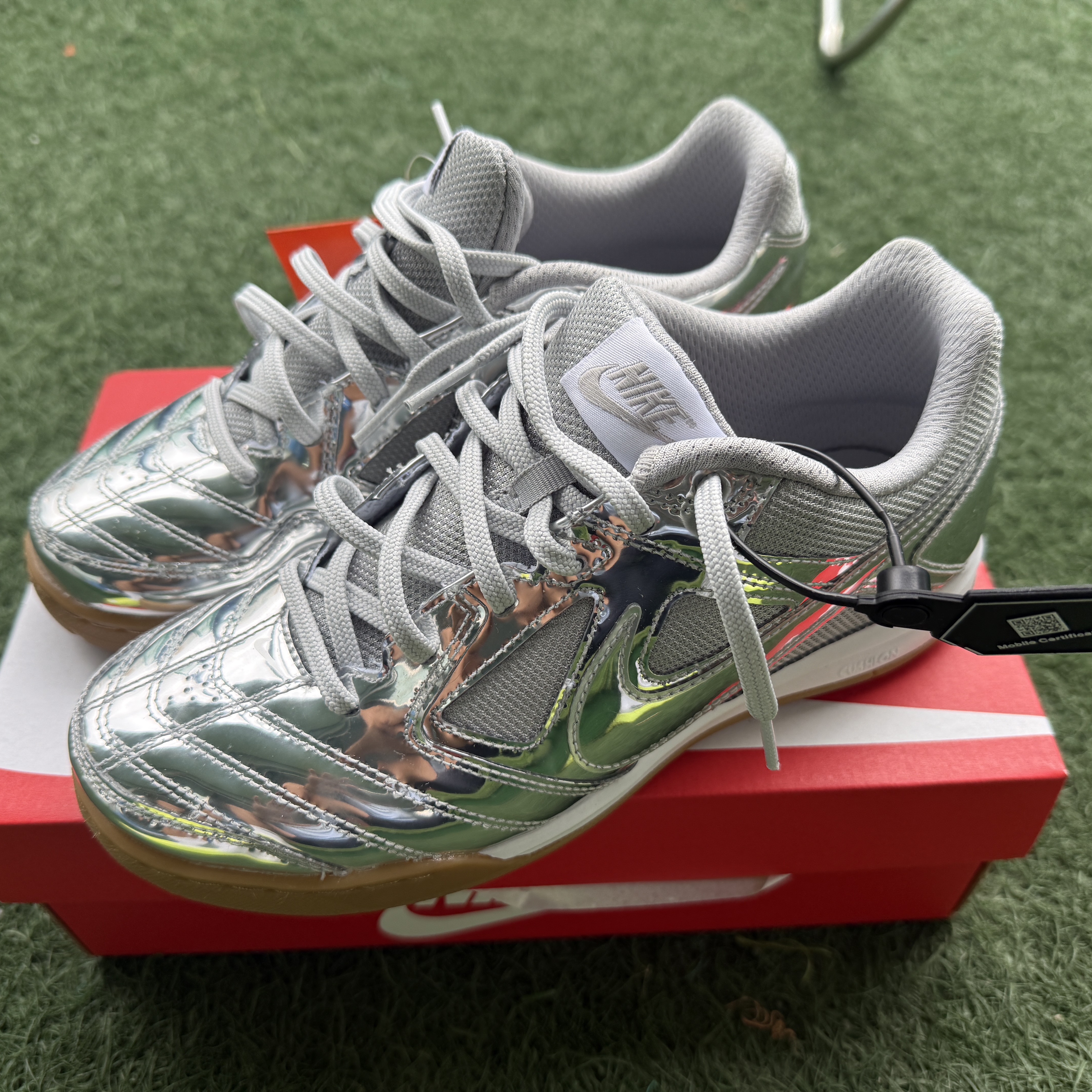 Nike Gato LV8 Metallic Silver White 착용 스타일 - 2
