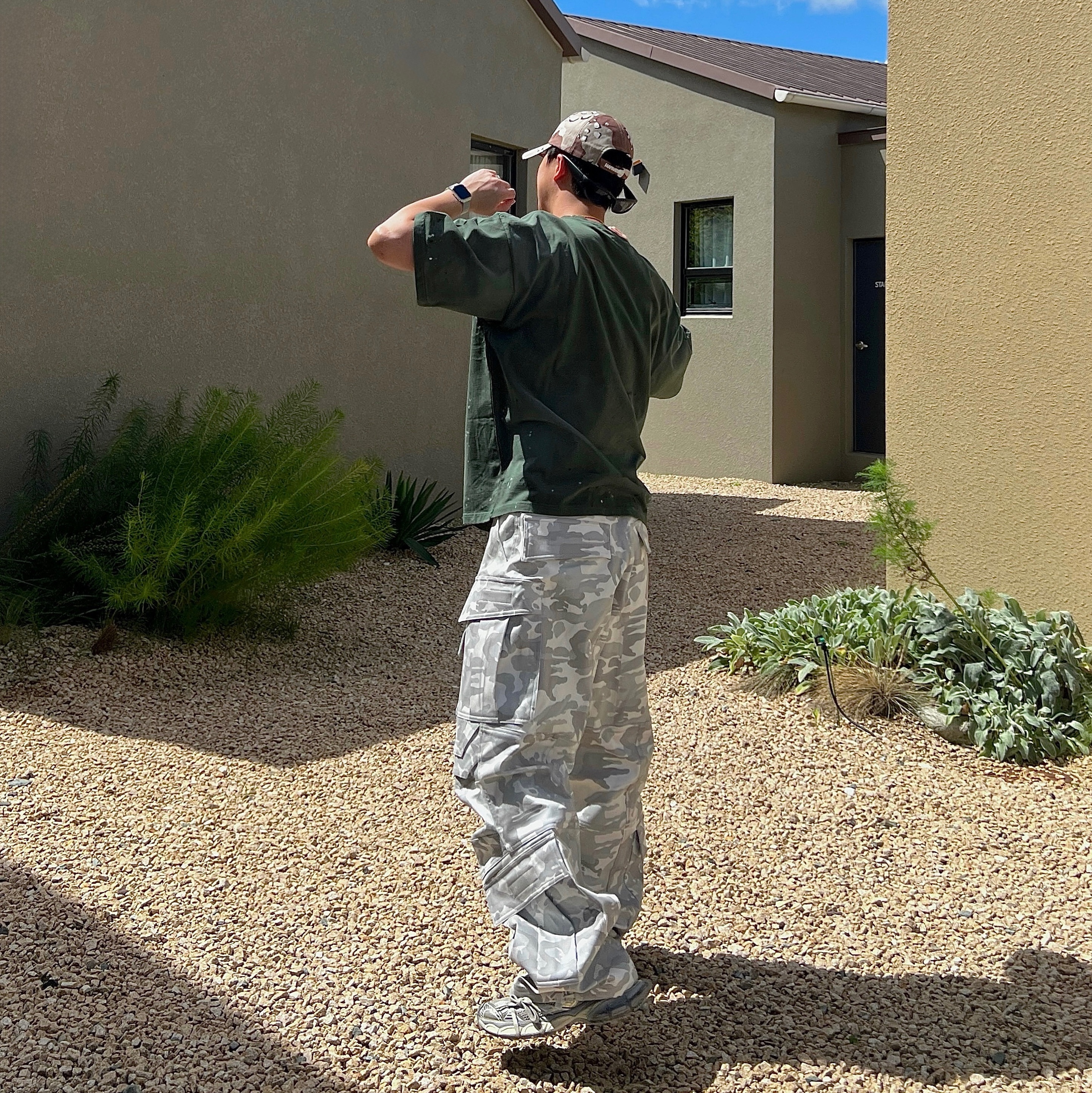 Farfromwhat Far Camo Cargo Pants White 착용 스타일