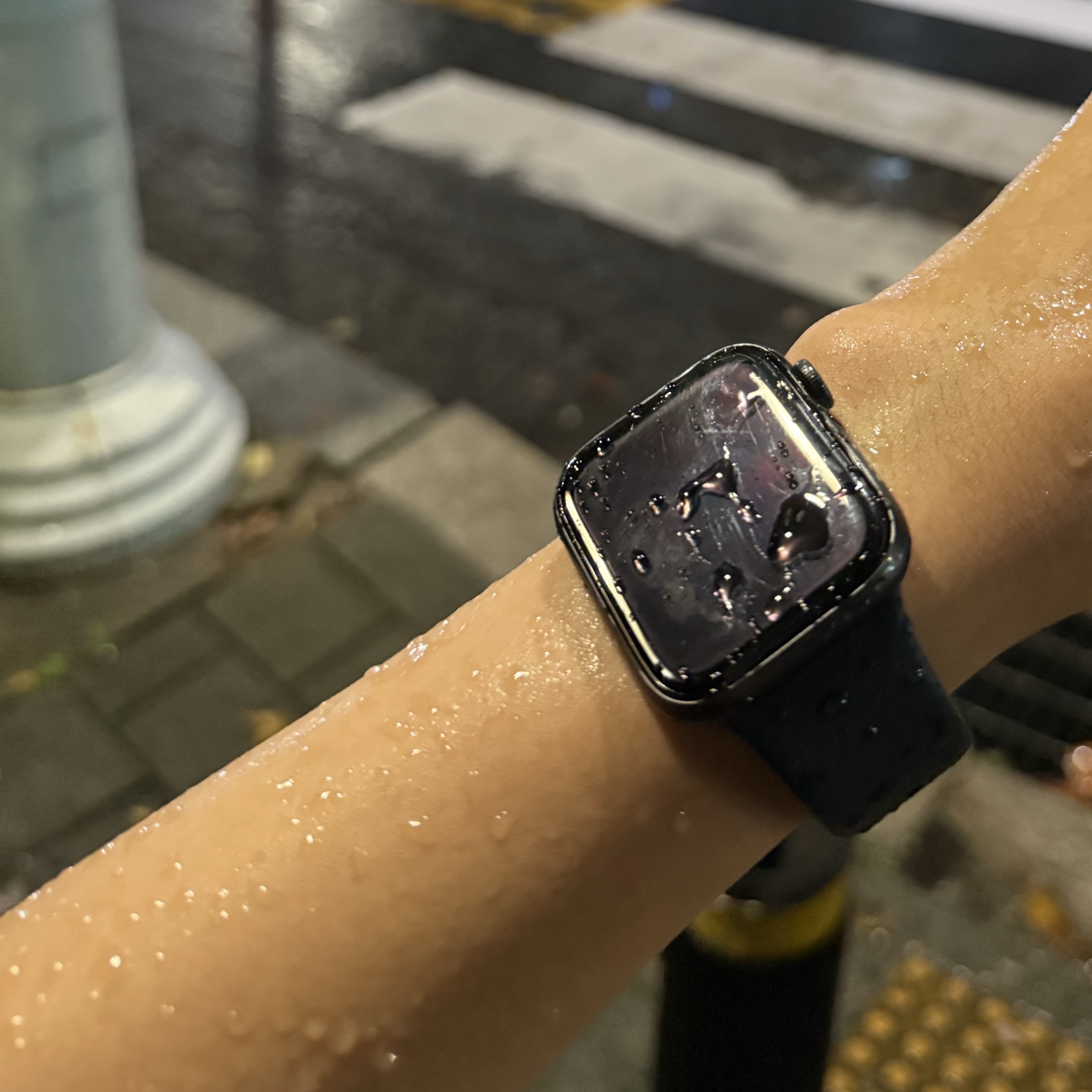 Apple Watch SE 2nd 44mm GPS Midnight Aluminium Case with Sport Band M/L Midnight (Korean Ver.) 착용 스타일
