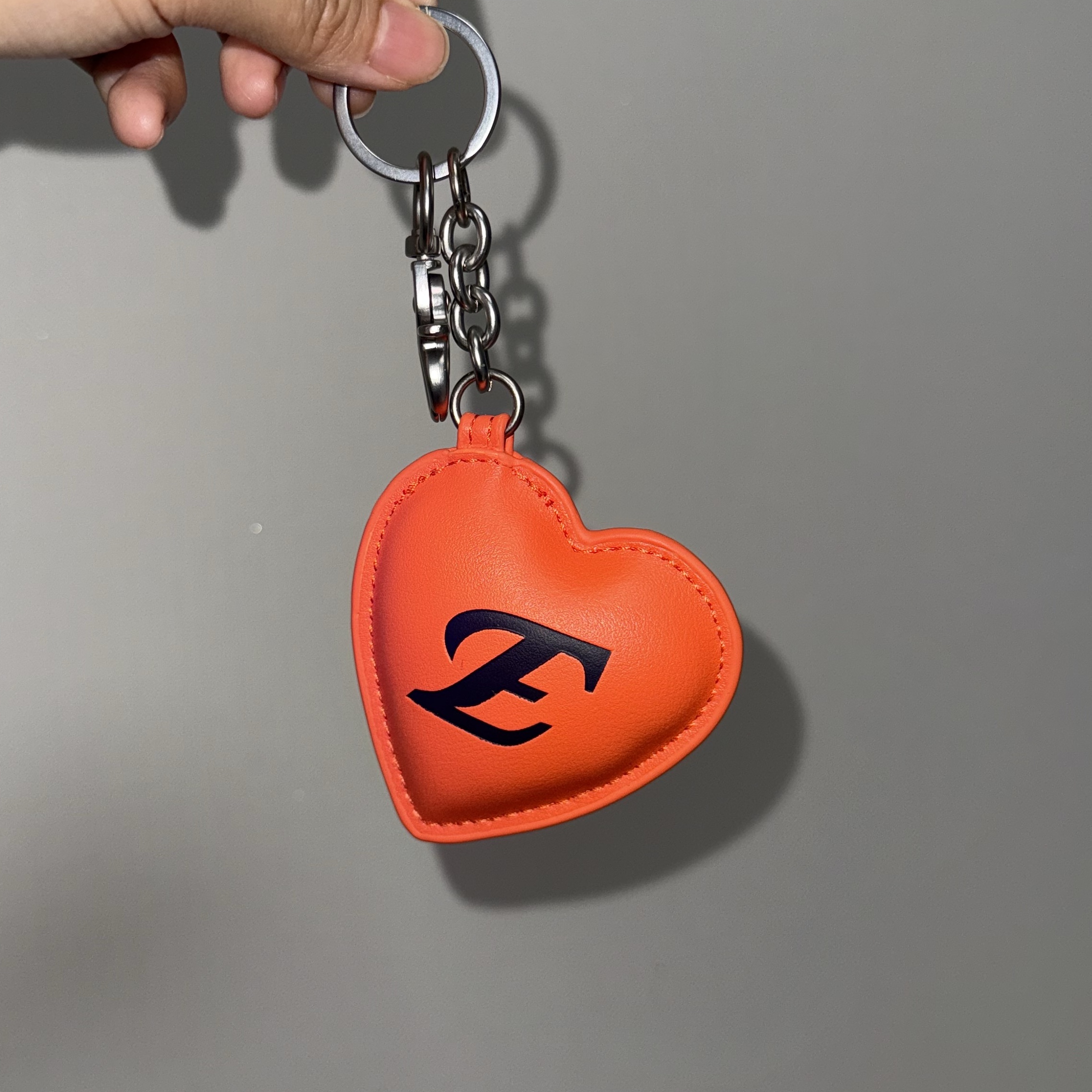 Satur x Hanwha Eagles Heart Keyring Orange 착용 스타일 - 1