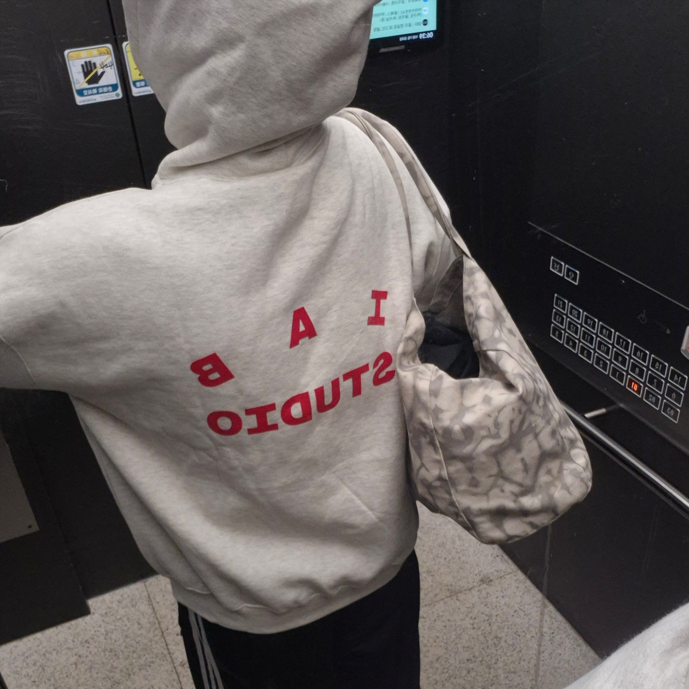 Kia Tigers x IAB Studio V12 Hoodie Ivory 착용 스타일