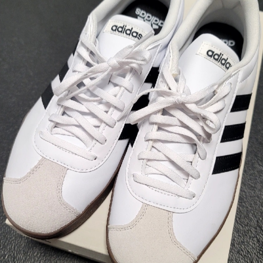 Adidas VL Court Base Cloud White Core Black 착용 스타일