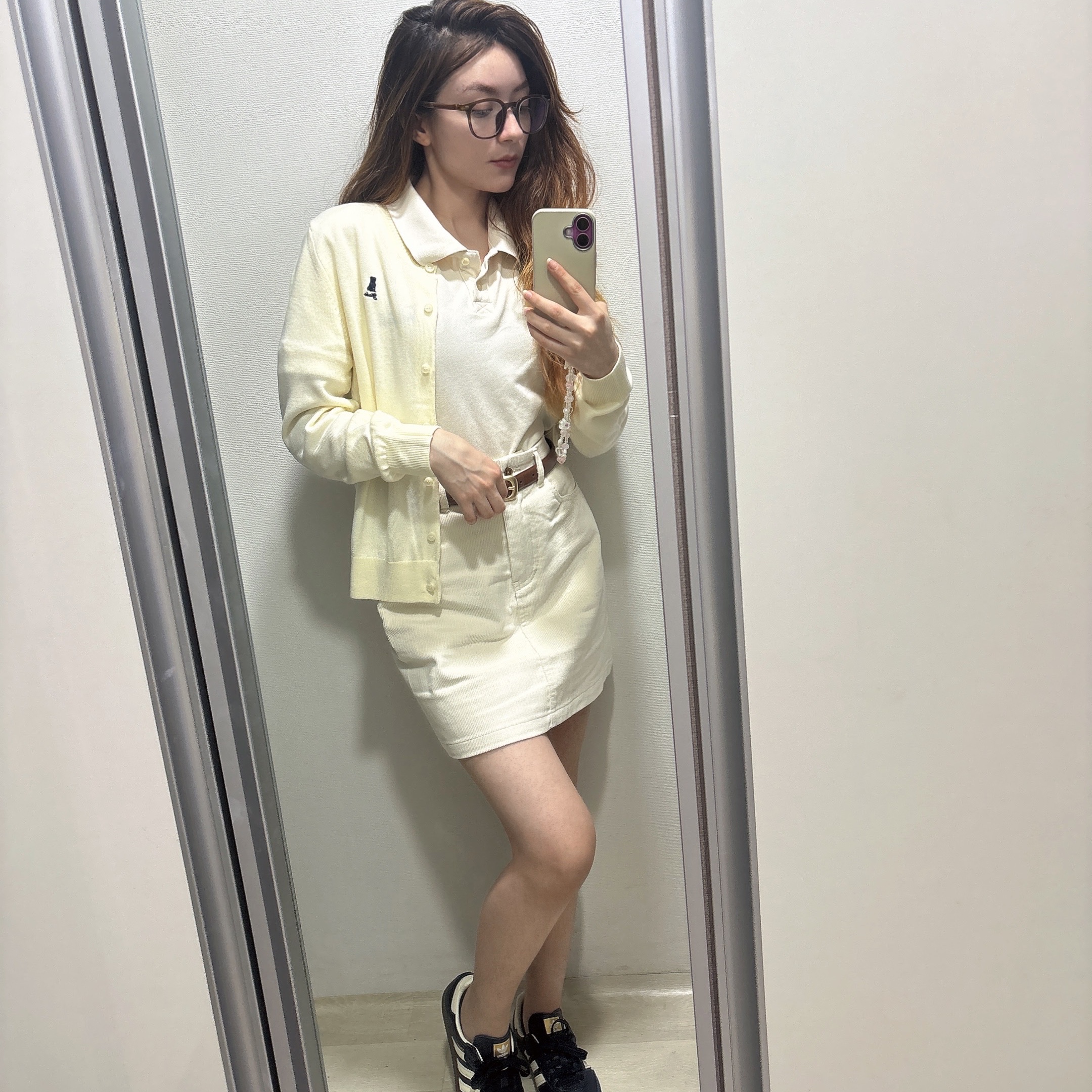 Yale Women’s Corduroy Short Skirt Cream, Yale Women's Comfort Wool Round Cardigan Ivory 착용 스타일 - 3