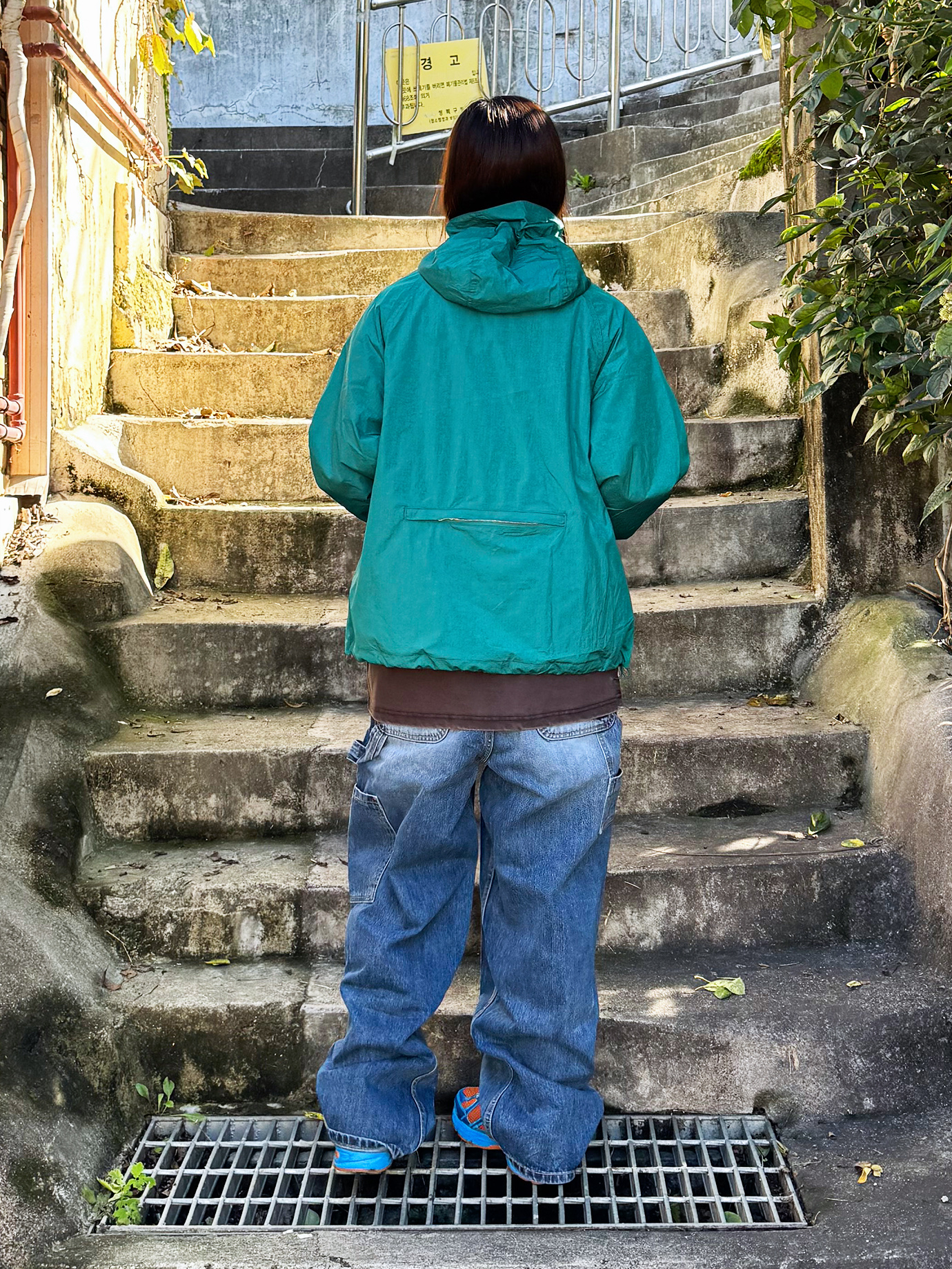 QT8 GARMENTS Nostalgia Windbreaker Green, QT8 GARMENTS Double Knee Washed Pants Blue 착용 스타일 - 4