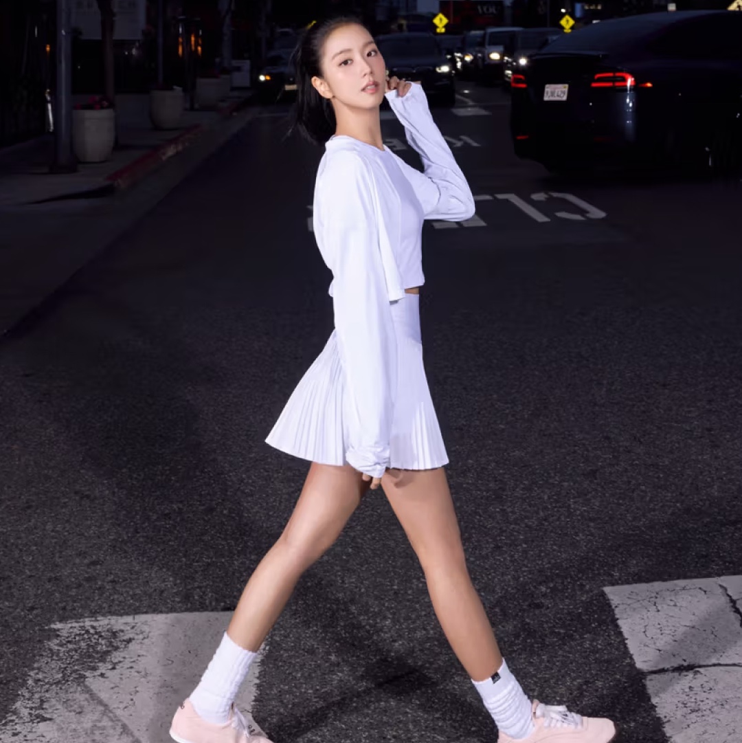 (W) Alo Yoga Sunset Sneaker Sandstone Ivory 착용 스타일 - 3