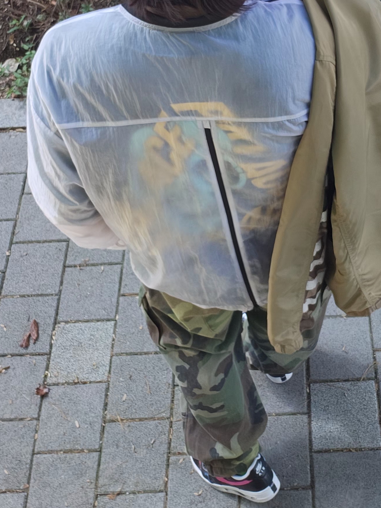 Nike x Peaceminusone Air Force 1 Low Para-Noise 3.0 Black and Multicolor, Suade Washed Cargo Pants Green Camo 착용 스타일 - 5