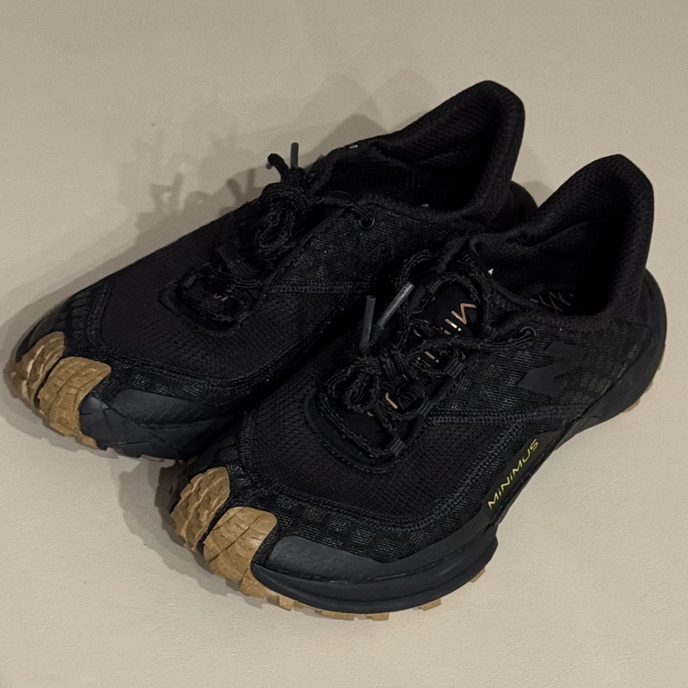 (W) New Balance Minimus Trail Black Phantom - D Wide 착용 스타일
