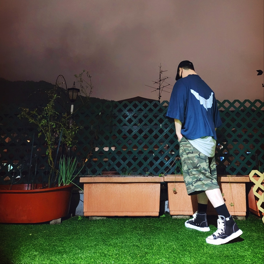 Yeezy Gap Engineered By Balenciaga Logo Cap Black, Yeezy Gap Engineered By Balenciaga Dove No Seam T-Shirt Dark Blue 착용 스타일 - 2
