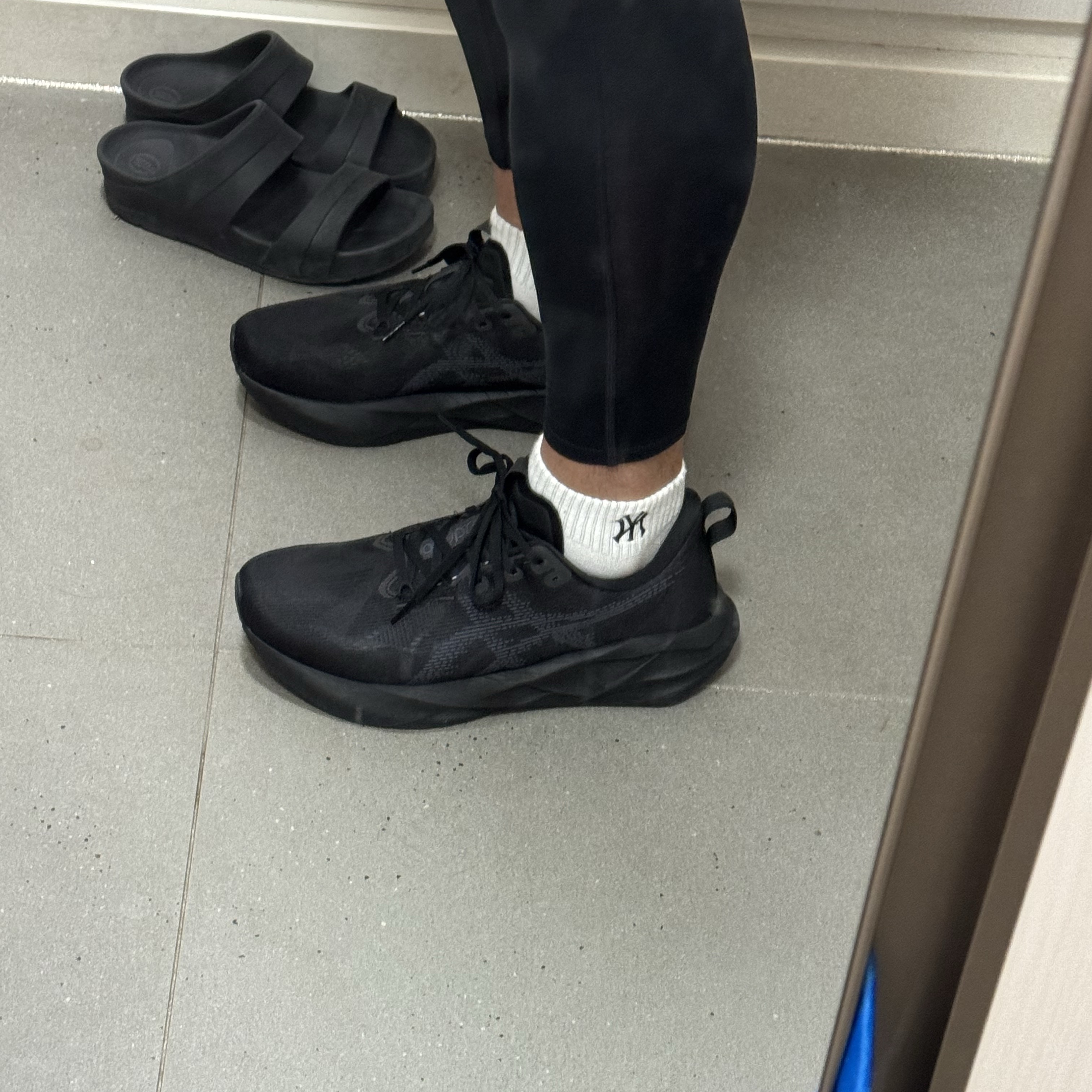 Asics Novablast 5 Black Carrier Grey 착용 스타일