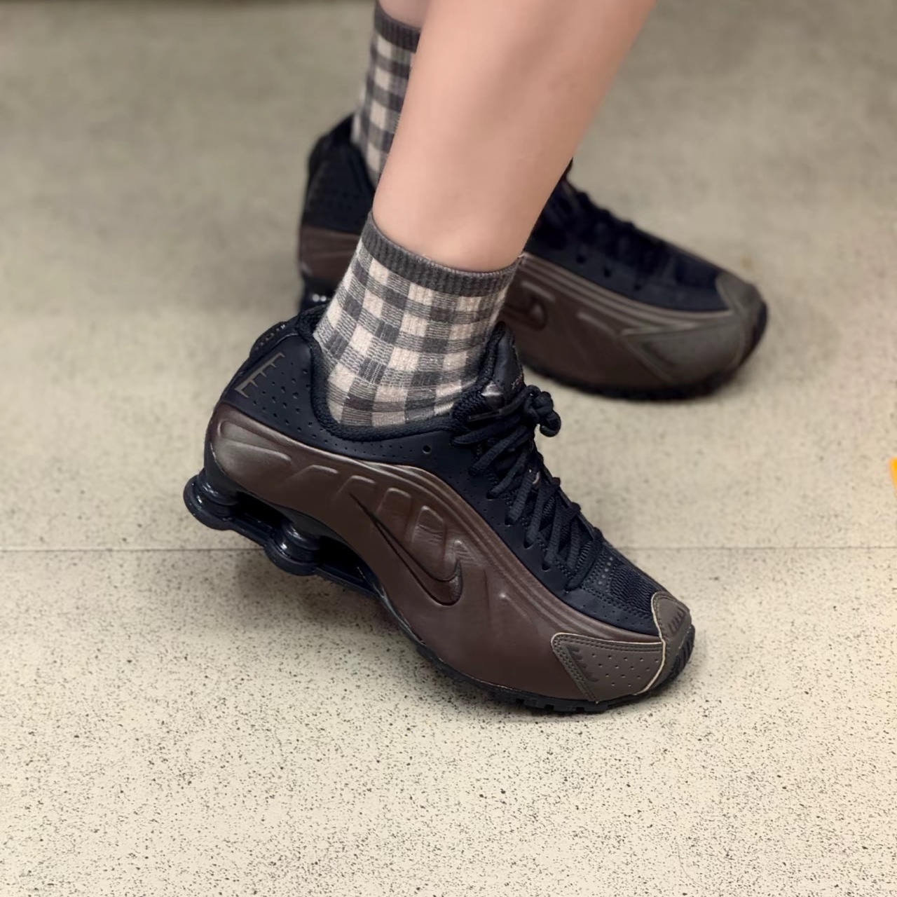 (W) Nike Shox R4 Ironstone Off Noir 착용 스타일 - 4