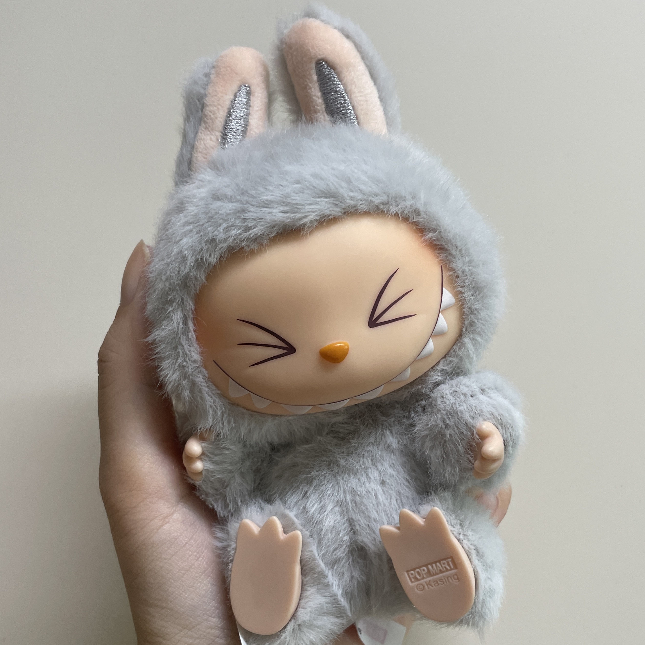 Pop Mart Labubu Let's Play Together Doll Series Sealed Case (1 Blind Box) 착용 스타일