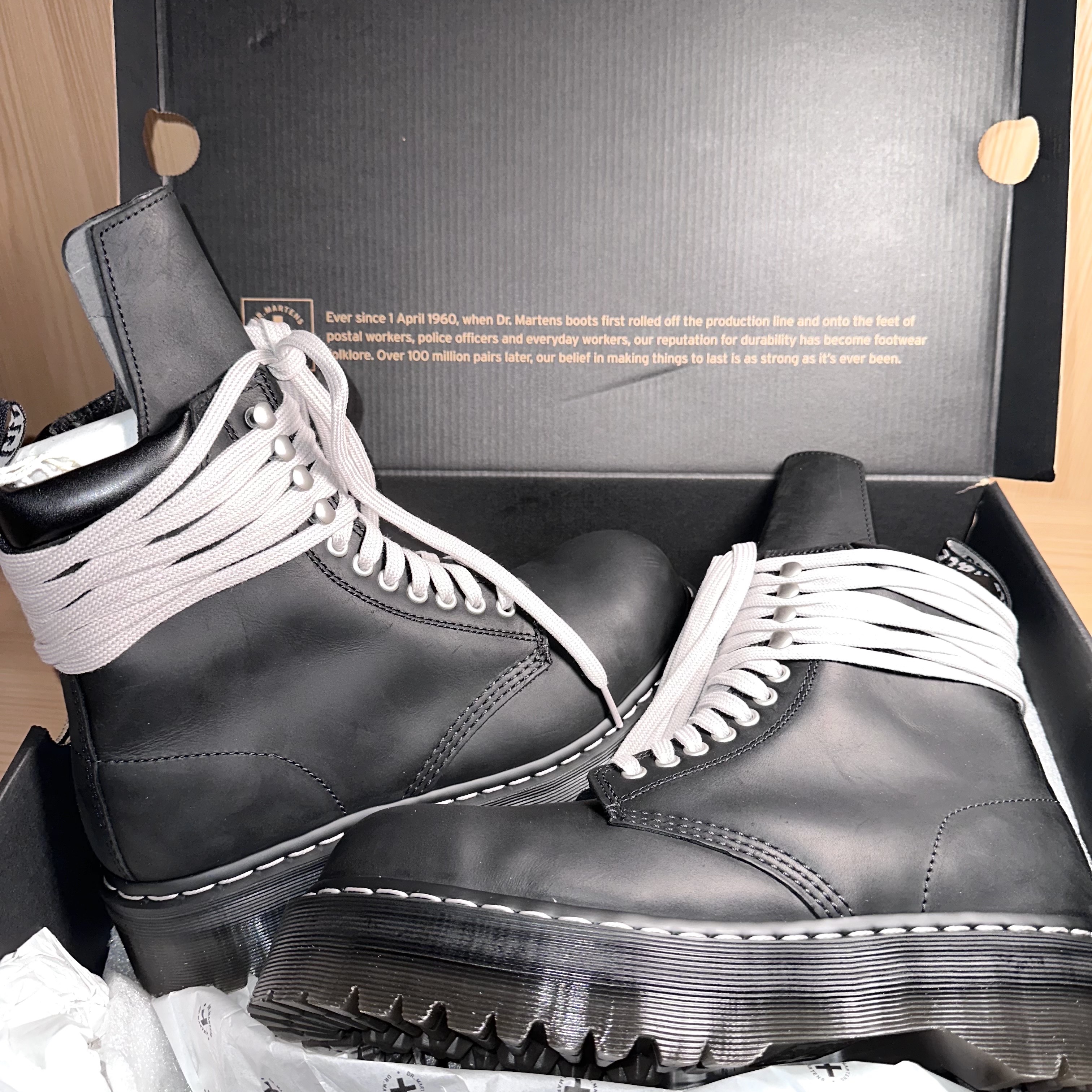 Dr. Martens x Rick Owens Quad Sole Steel Toe Boots Black 착용 스타일 - 1
