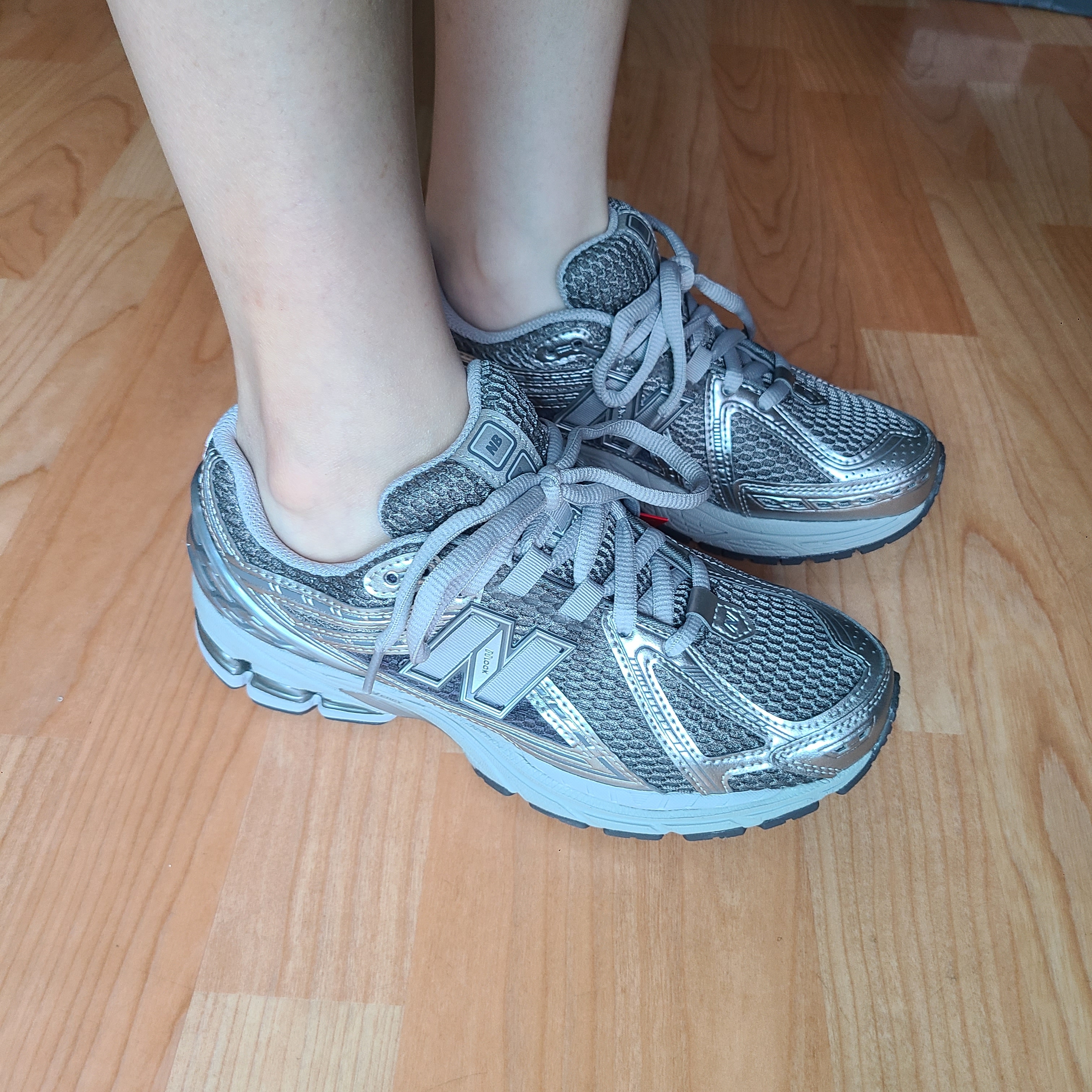 New Balance 1906R Harbor Grey Silver Metalic 착용 스타일 - 2
