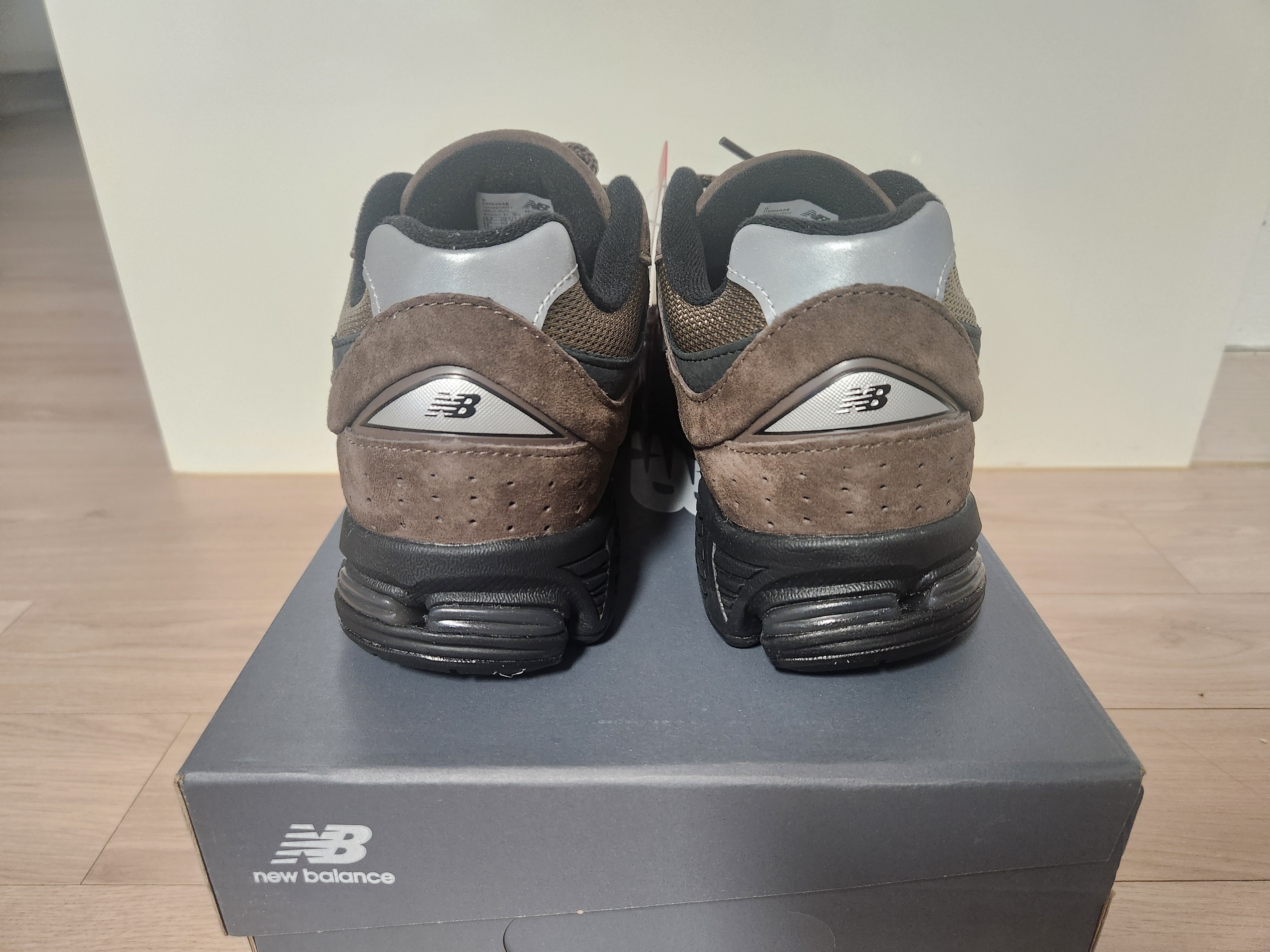 New Balance 2002R Brown Black 착용 스타일 - 4