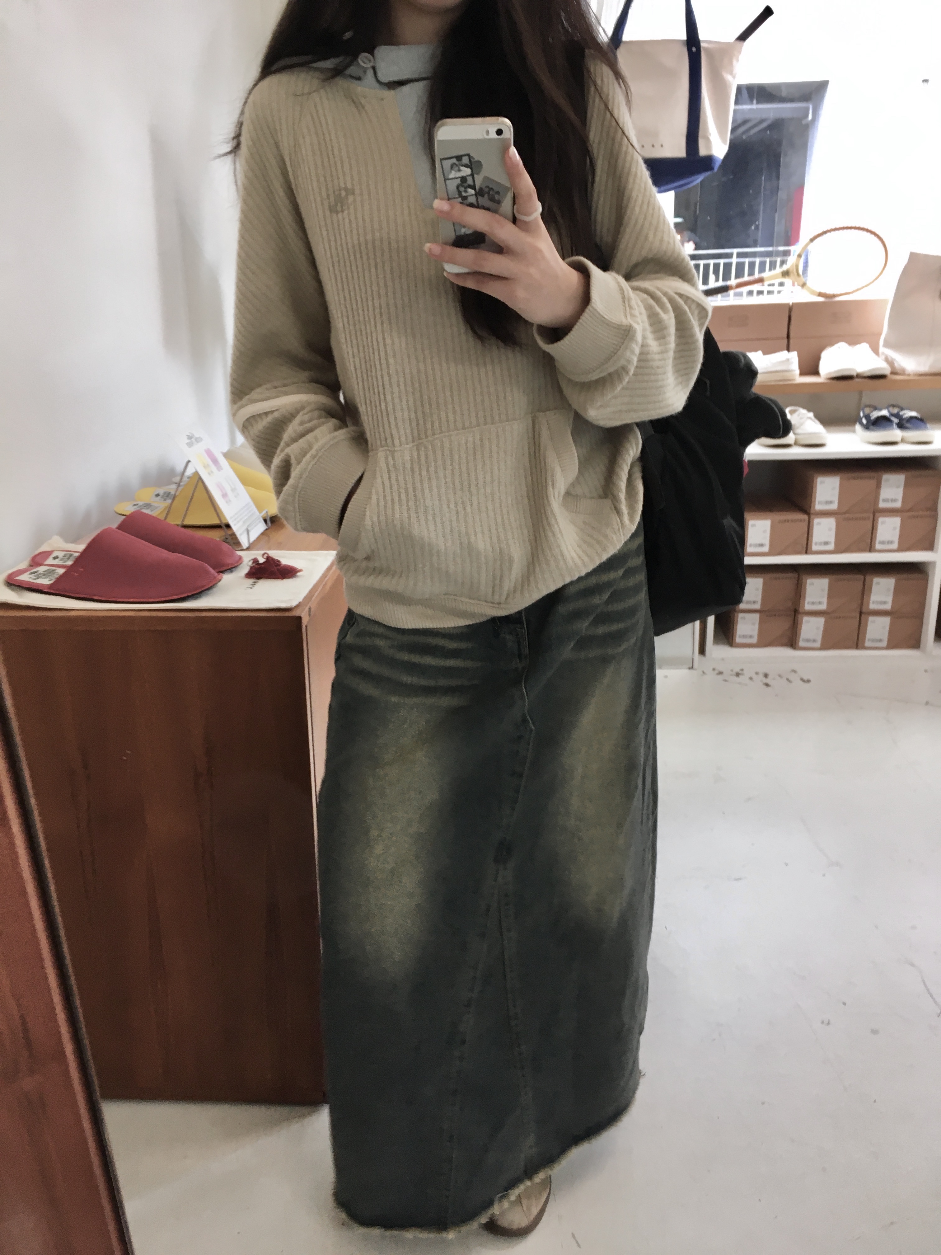 Sansan Gear Ribbed Hoodie Knit Beige, Mischief Buckle Flap Backpack Black 착용 스타일 - 2