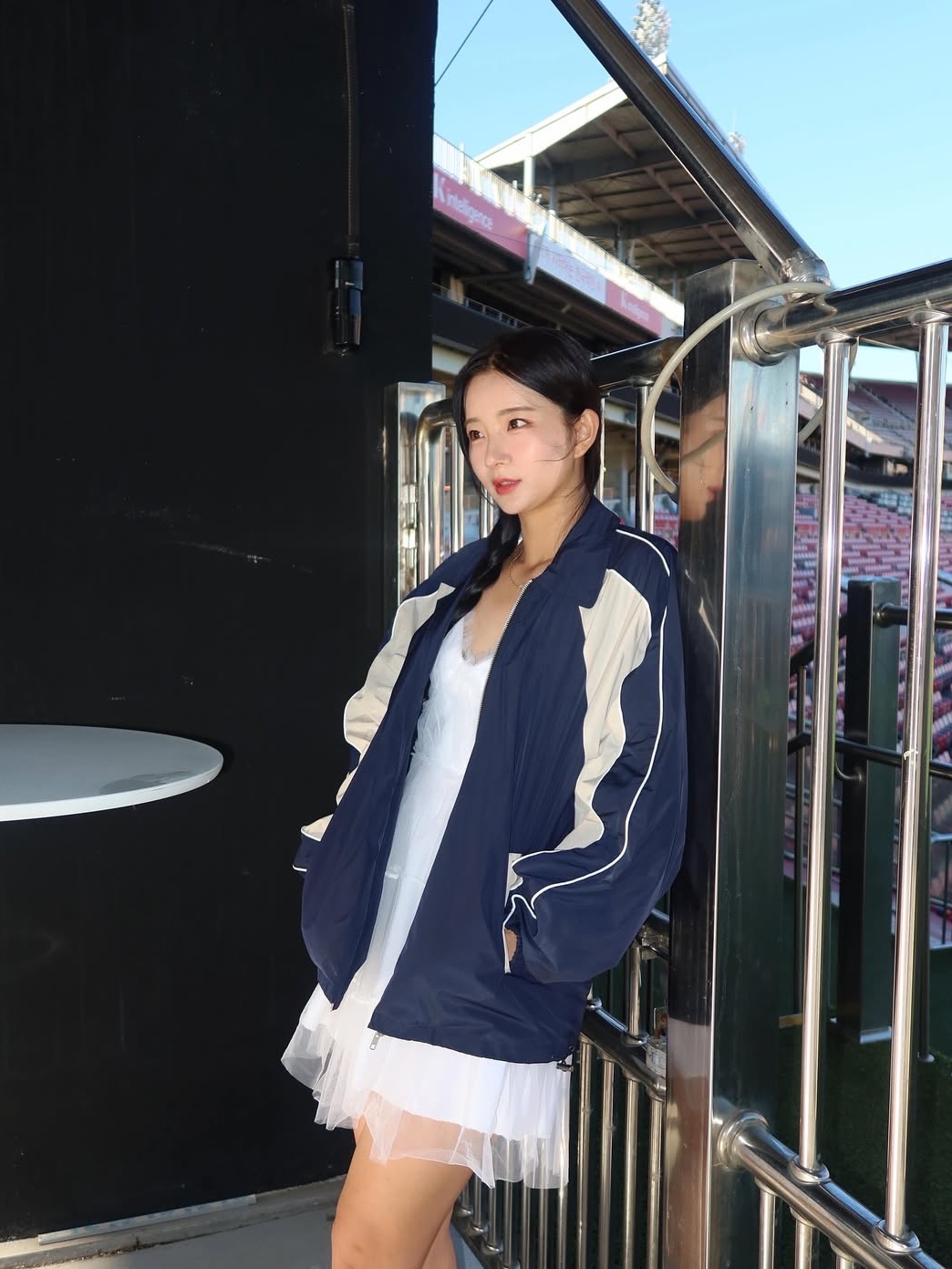 SLOW RECORD HOUSE Piping Line Windbreaker Navy 착용 스타일 - 2
