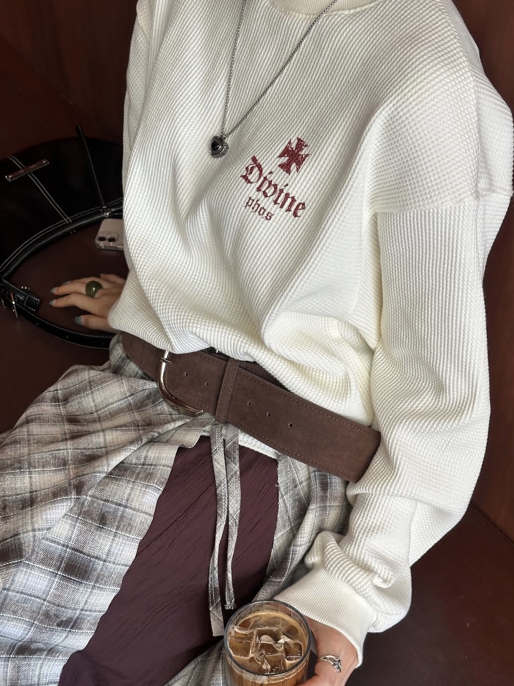 PHOS333 Divine Waffle Long Sleeved Cream, PHOS333 Divine Waffle Long Sleeved Dark Brown 착용 스타일 - 3