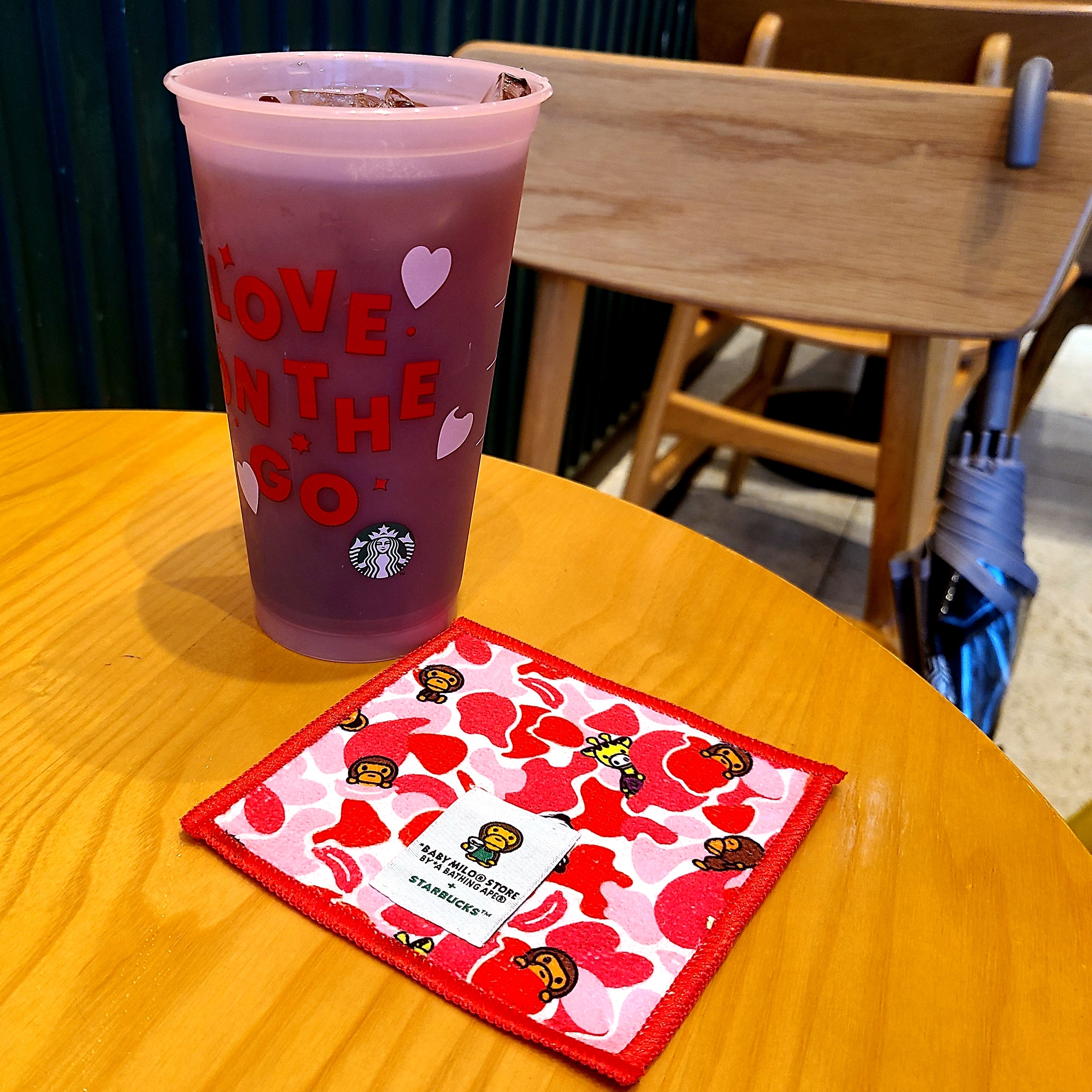 Starbucks Rainy Day Tall Transparent Umbrella Grey, Starbucks x BAPE Baby Milo Coaster Pink Green (Set of 4) 착용 스타일 - 1