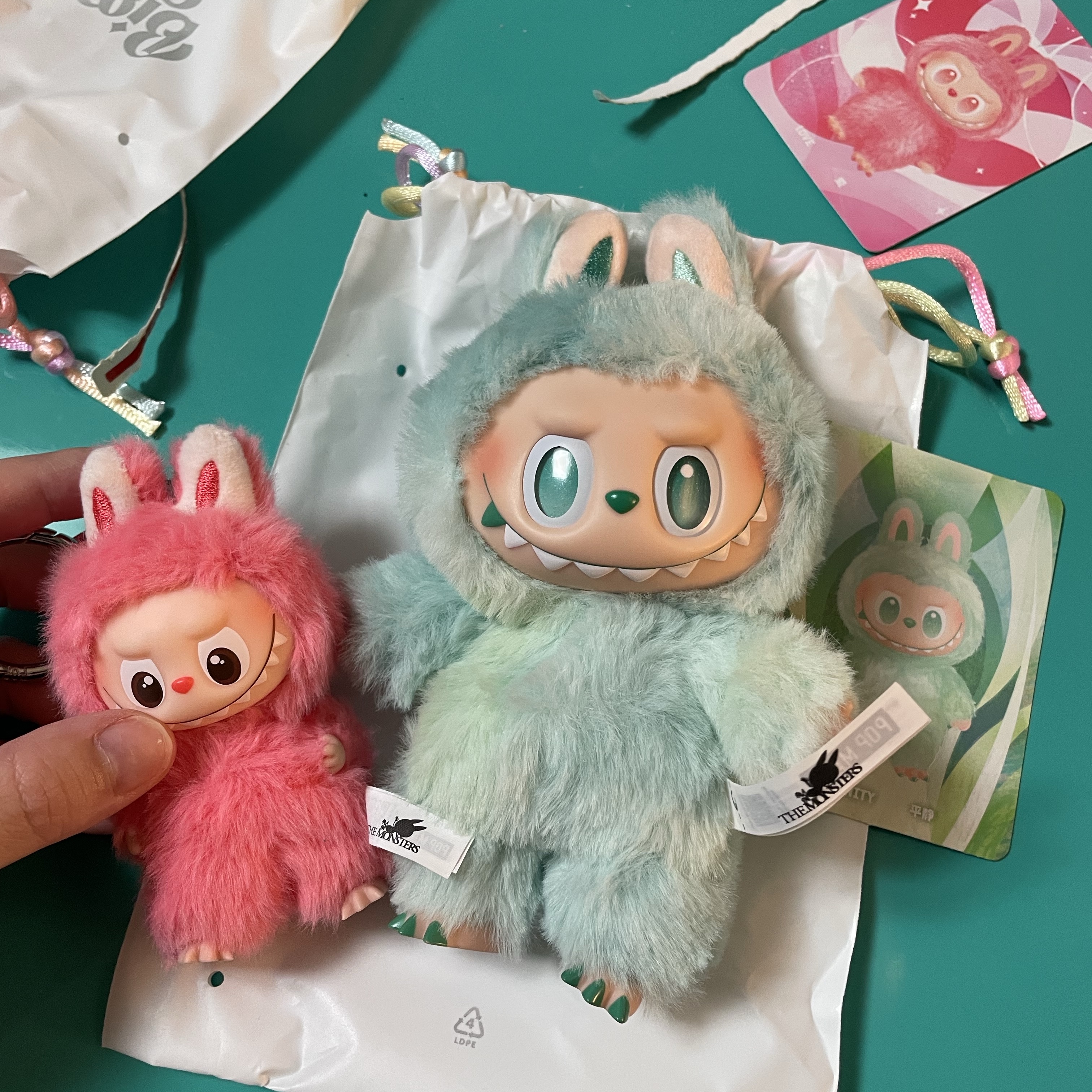 Pop Mart Labubu The Monsters Highlight Series Sealed Case (Bundle of 2/1 Blind Box), Pop Mart Labubu The Monsters Pin For Love Series Vinyl Plush Pendant (N-Z) N (Opened Case) 착용 스타일 - 1