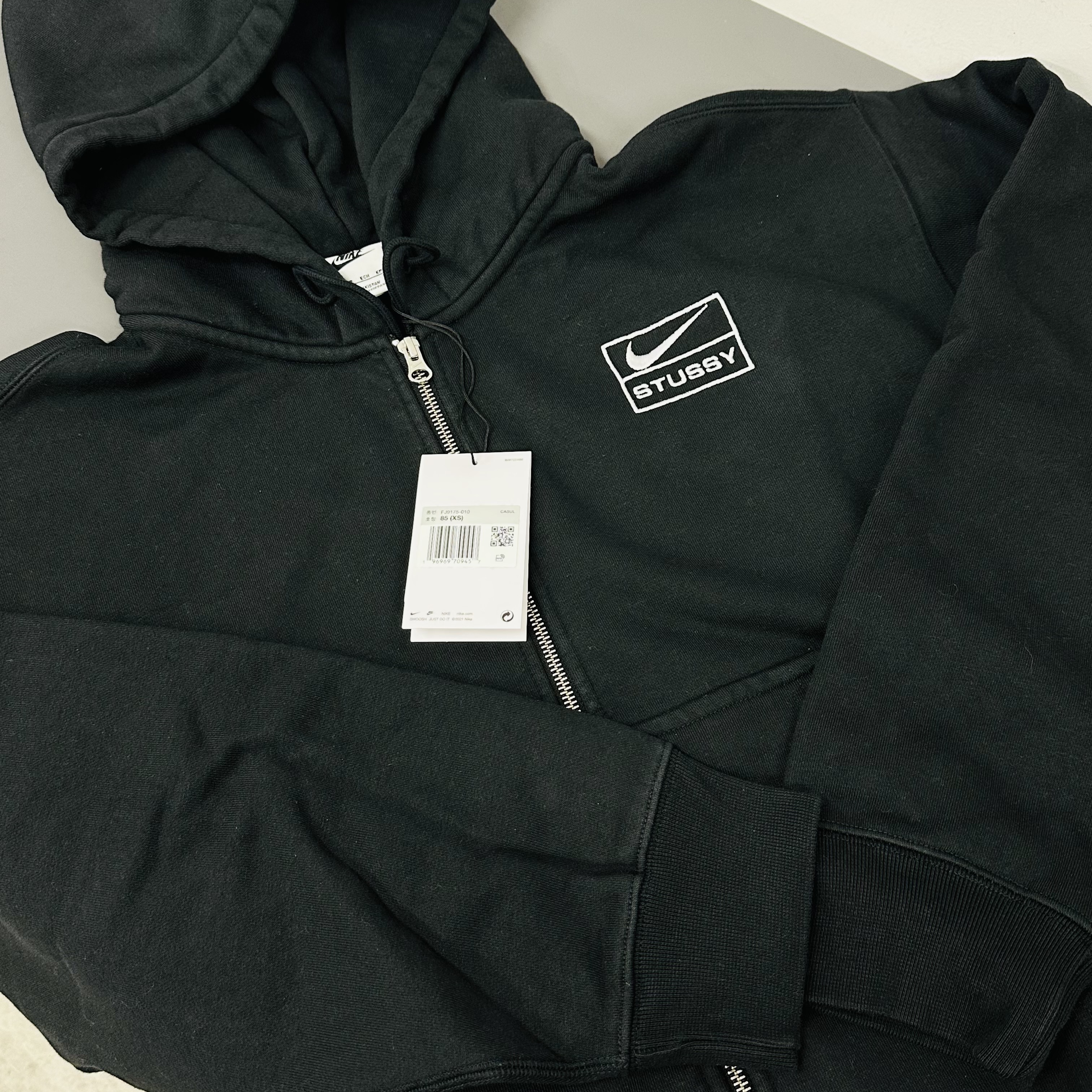 Nike x Stussy Full Zip Fleece Hoodie Grey Heather (FJ9181-050), Nike x Stussy Full Zip Washed Fleece Hoodie Black (FJ9175-010) 착용 스타일 - 3