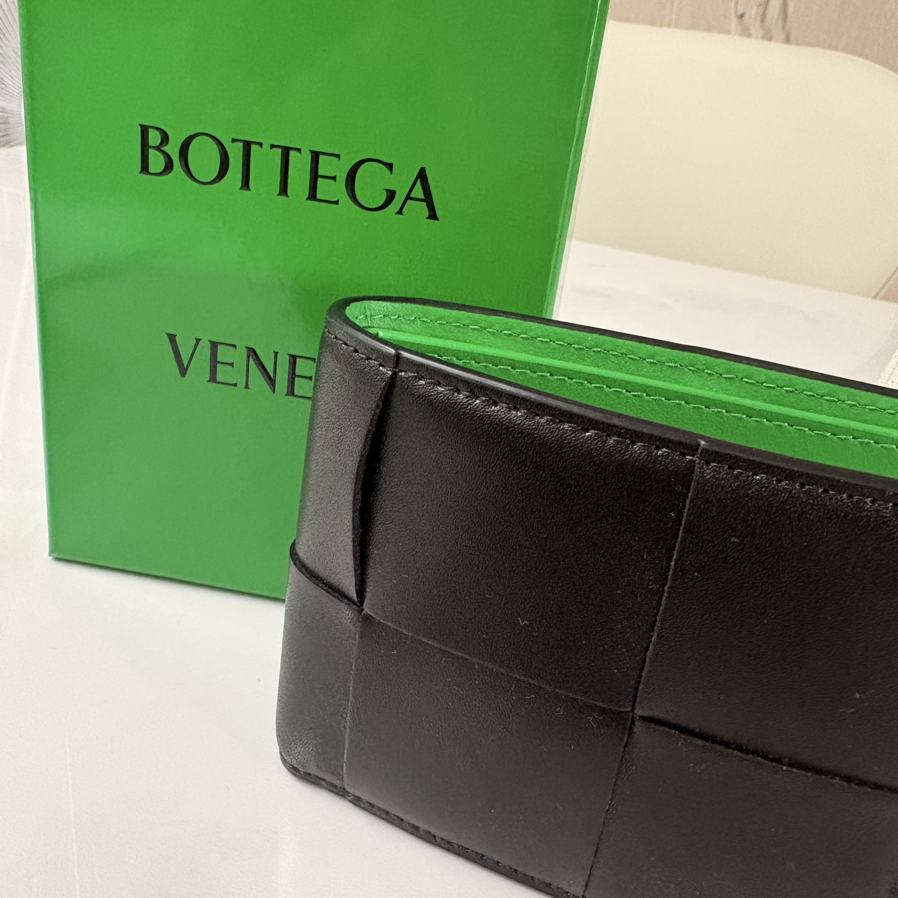 Bottega Veneta Cassette Bi-Fold Wallet Black Parakeet 착용 스타일 - 2