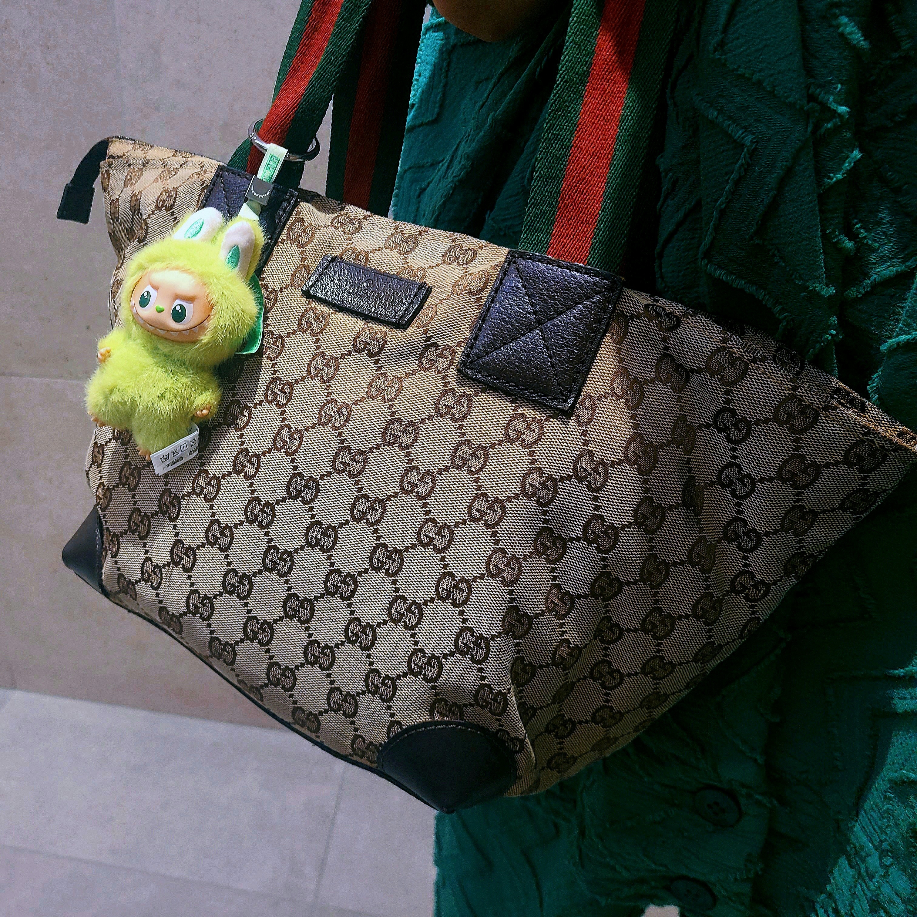 Pop Mart Hirono Living Wild-Fight For Joy Plush Doll, Fuggler Splodge Keyring Brown 착용 스타일 - 3