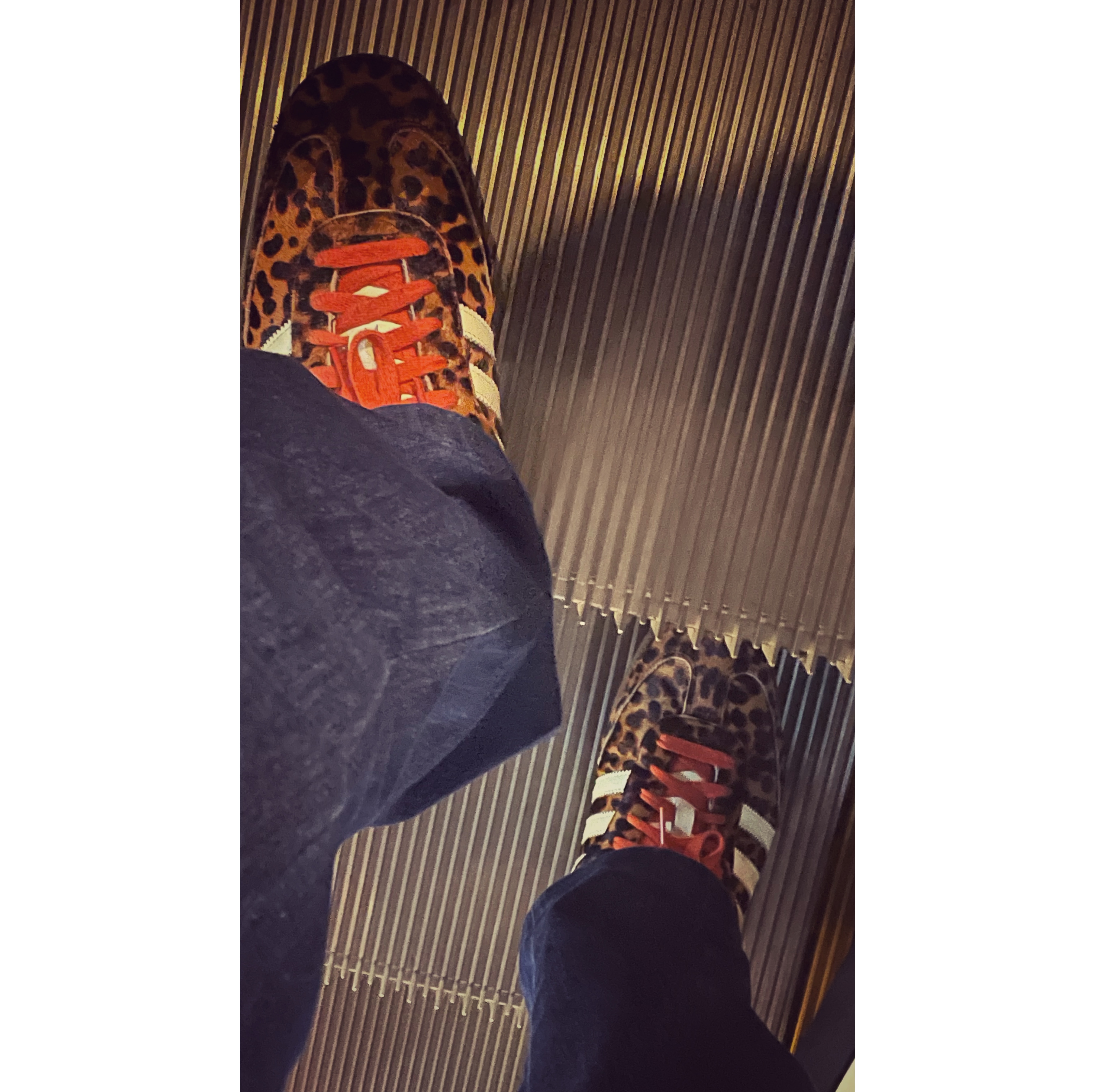 (W) Adidas Samba OG Core Black Preloved Red 착용 스타일 - 1