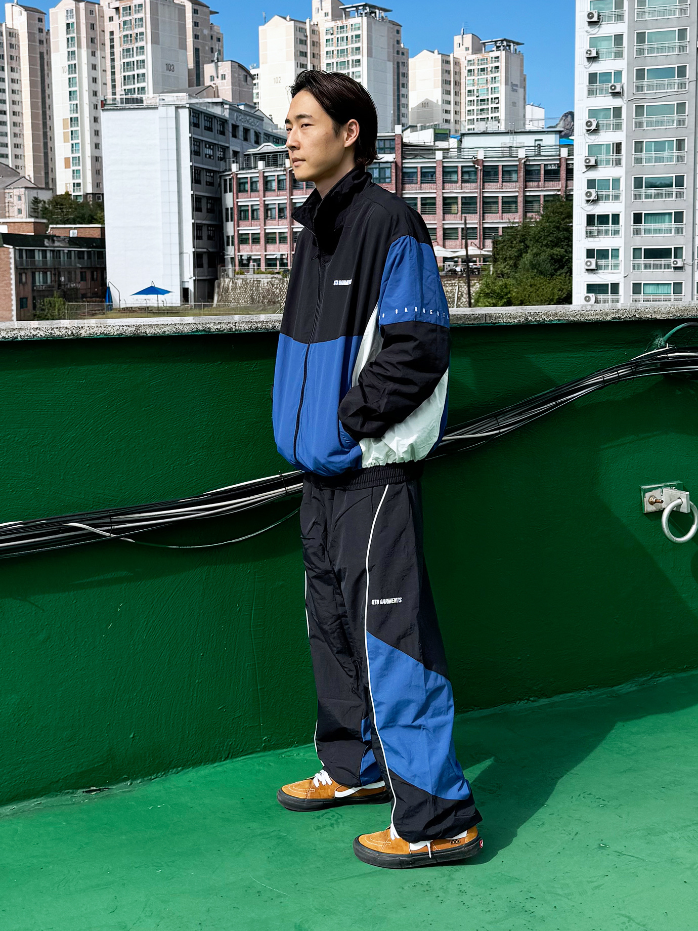 QT8 Garments TL Old Track Jacket Deep Blue, QT8 GARMENTS Track Pant Black/Blue 착용 스타일 - 1