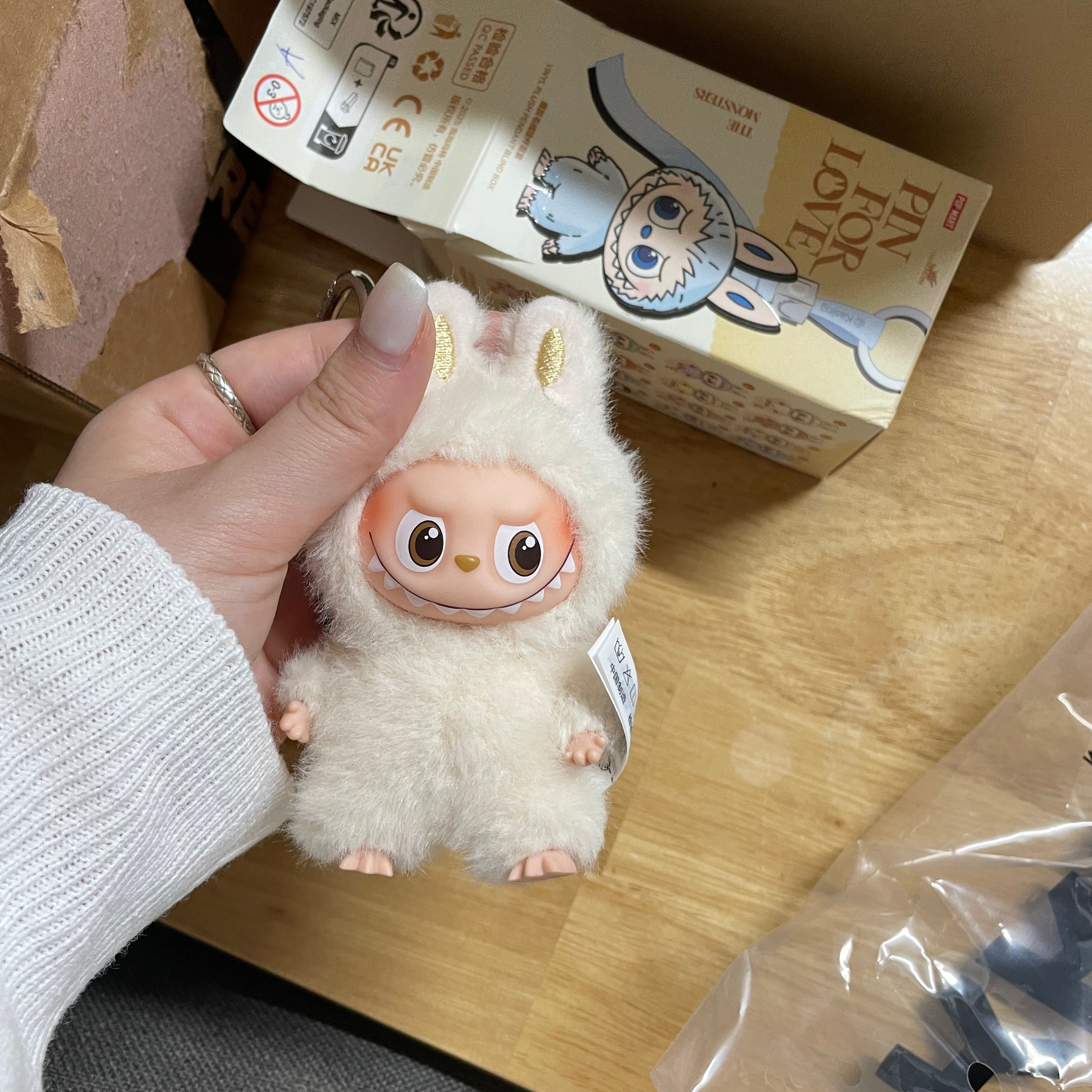 Pop Mart Labubu The Monsters Pin For Love Series Vinyl Plush Pendant (A-M) A (Opened Case) 착용 스타일