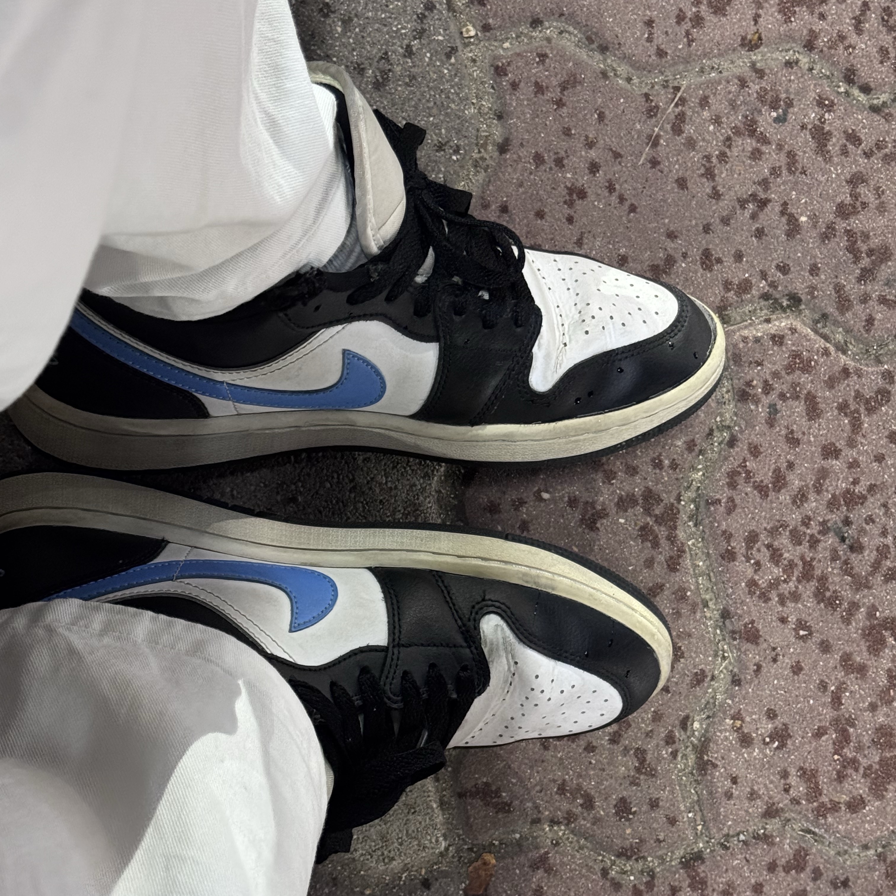 A.P.C. Daniela Shopping Bag Indigo, (W) Jordan 1 Low Black University Blue 착용 스타일 - 2