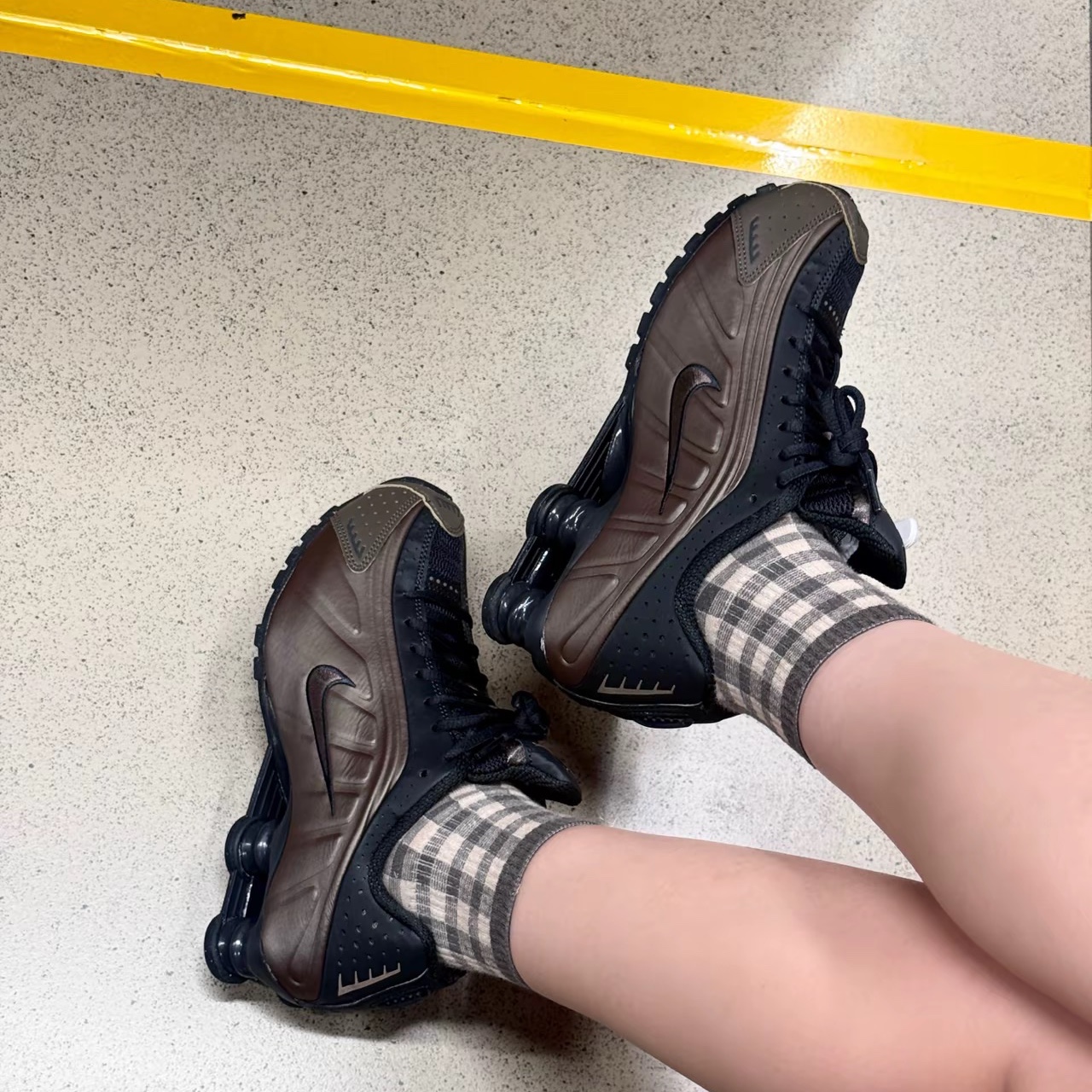 (W) Nike Shox R4 Ironstone Off Noir 착용 스타일 - 3