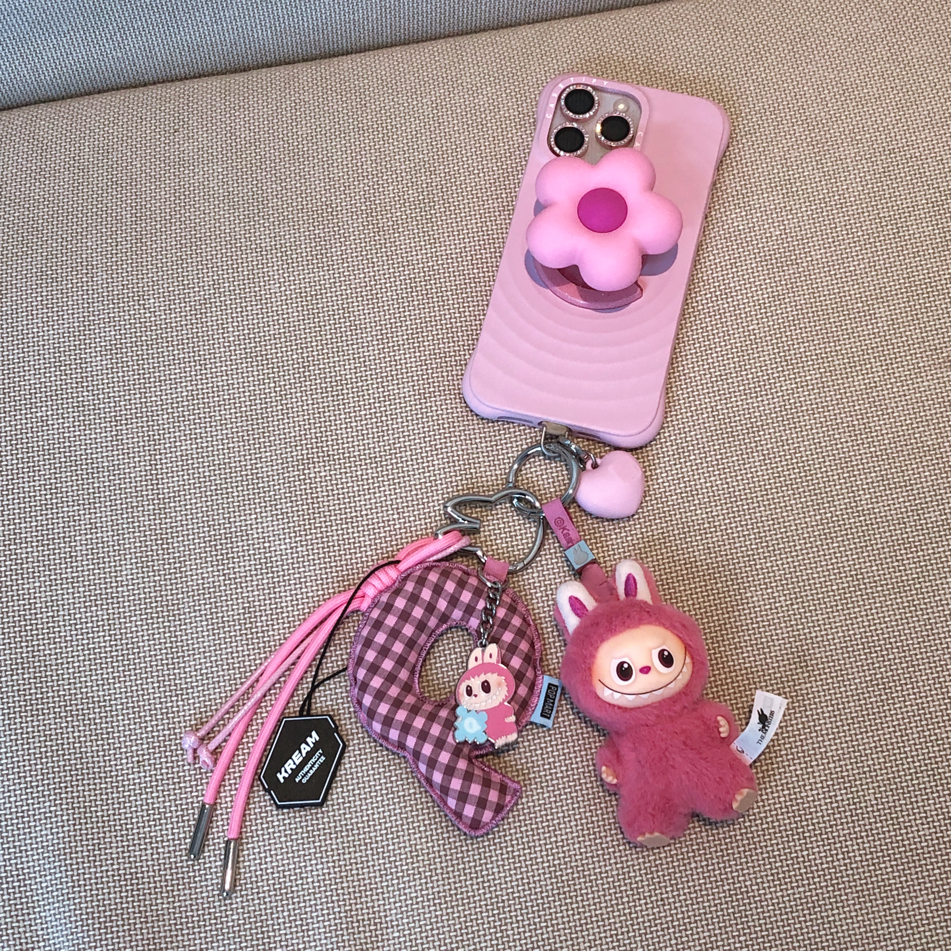 Pop Mart Labubu The Monsters Pin For Love Series Vinyl Plush Pendant (N-Z) Q (Opened Case), Pop Mart Labubu The Monsters Pin For Love Series - Letter Pendant (N-Z) Q (Opened Case) 착용 스타일