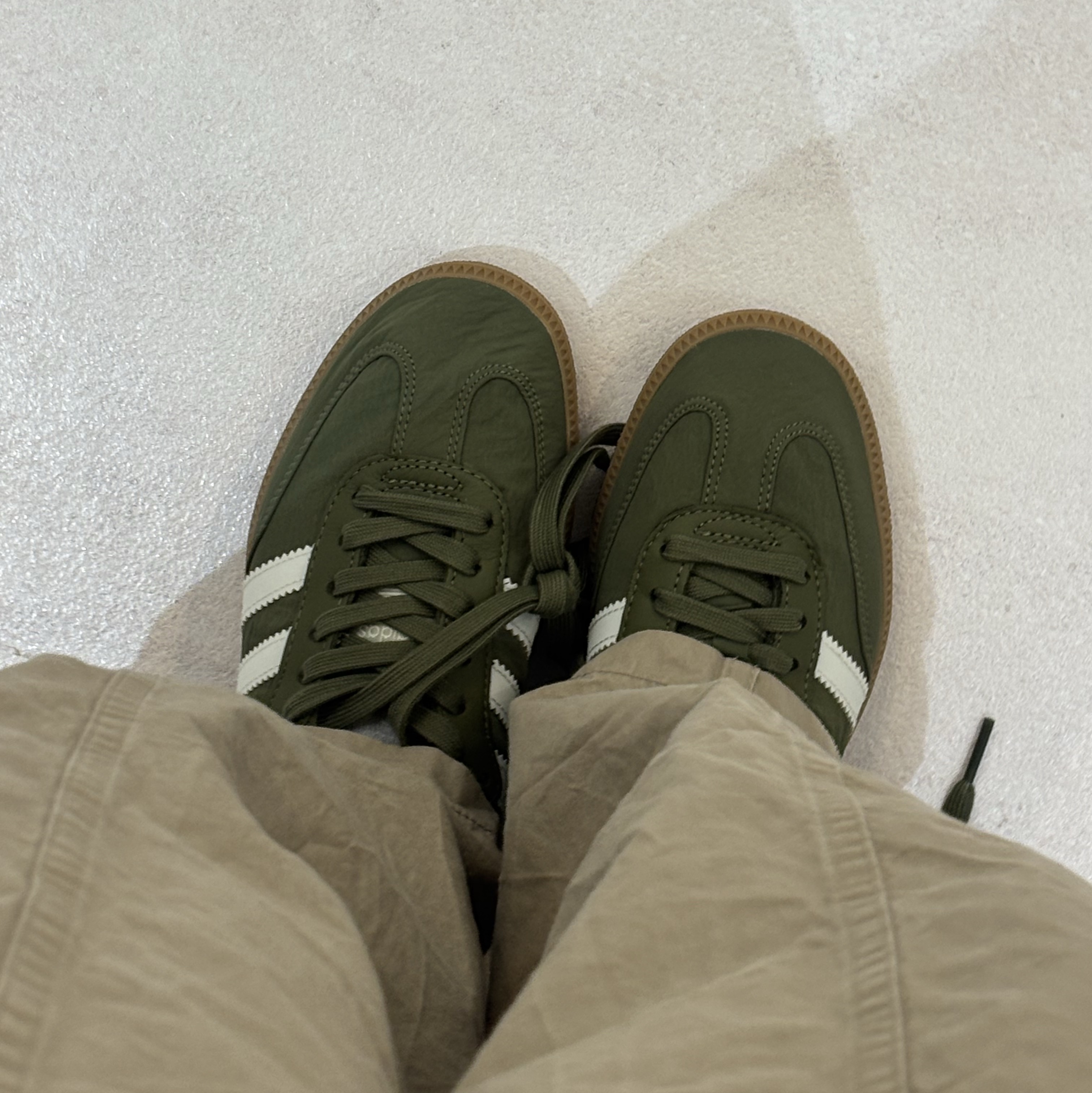 Adidas Samba OG Focus Olive Wonder White 착용 스타일
