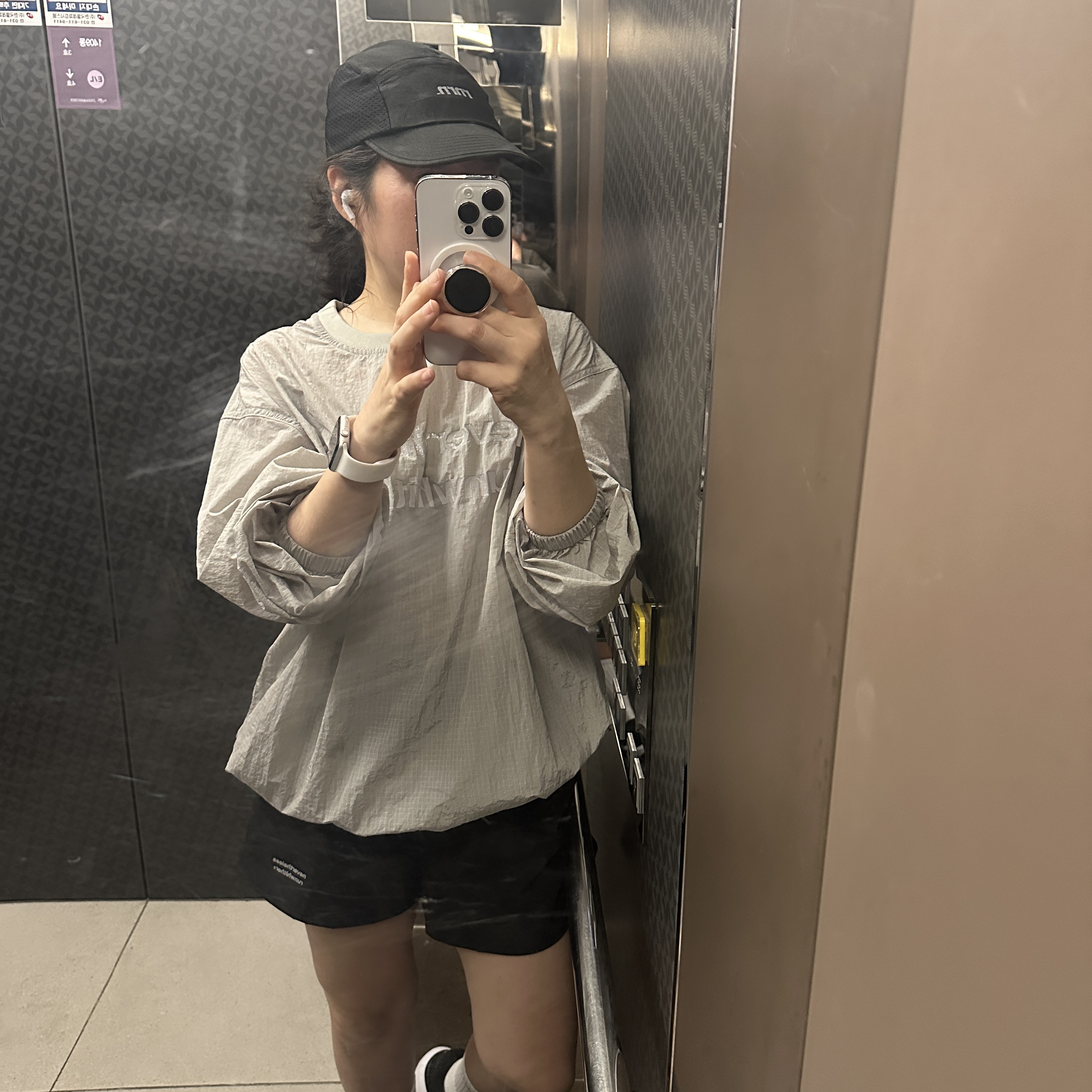 [KREAM 단독] runwhither Windbreaker MTM V2 Gray, [KREAM 단독] runwhither Womens 3inch Shorts Black 착용 스타일 - 2