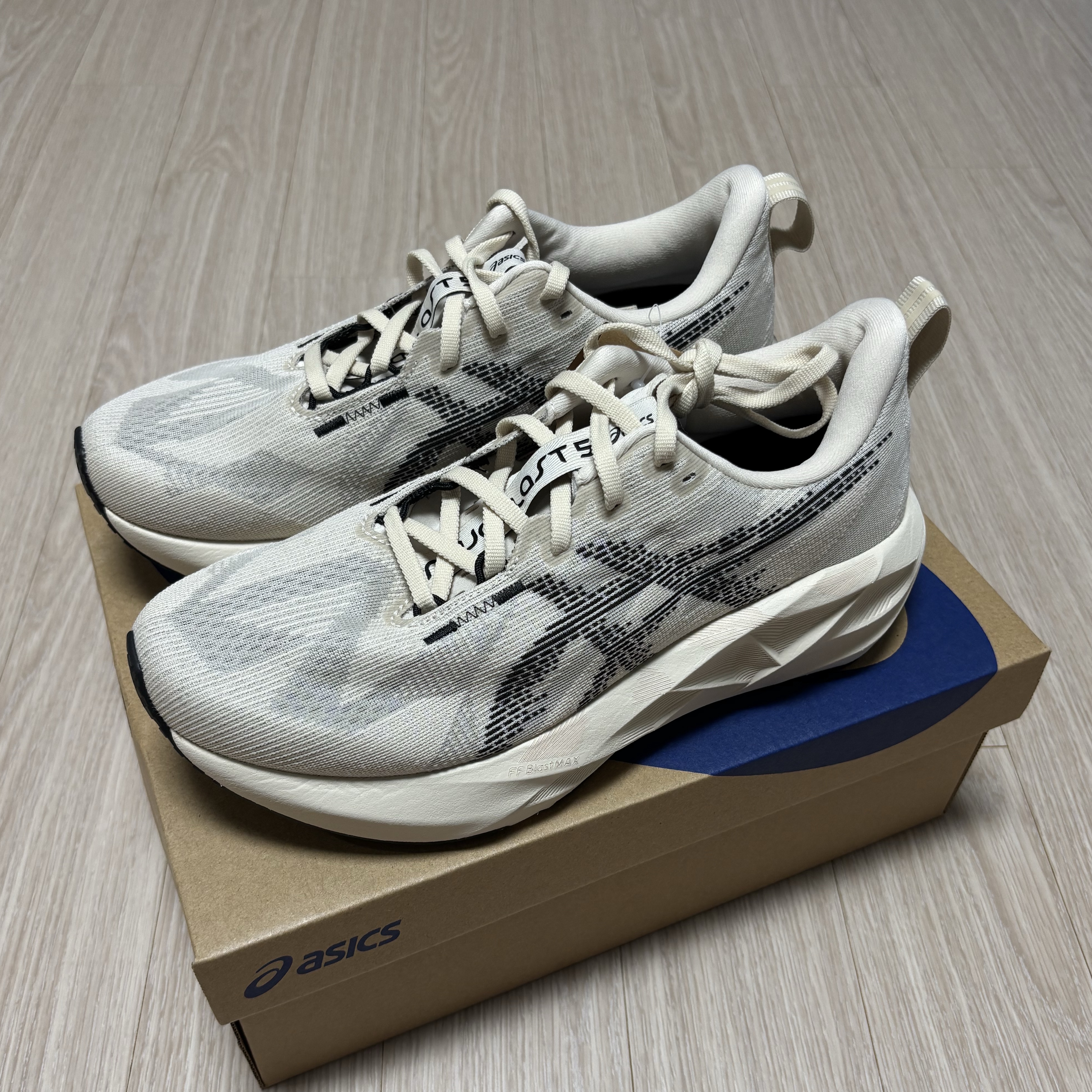 Asics Novablast 5 Oatmeal Black - D Standard 착용 스타일