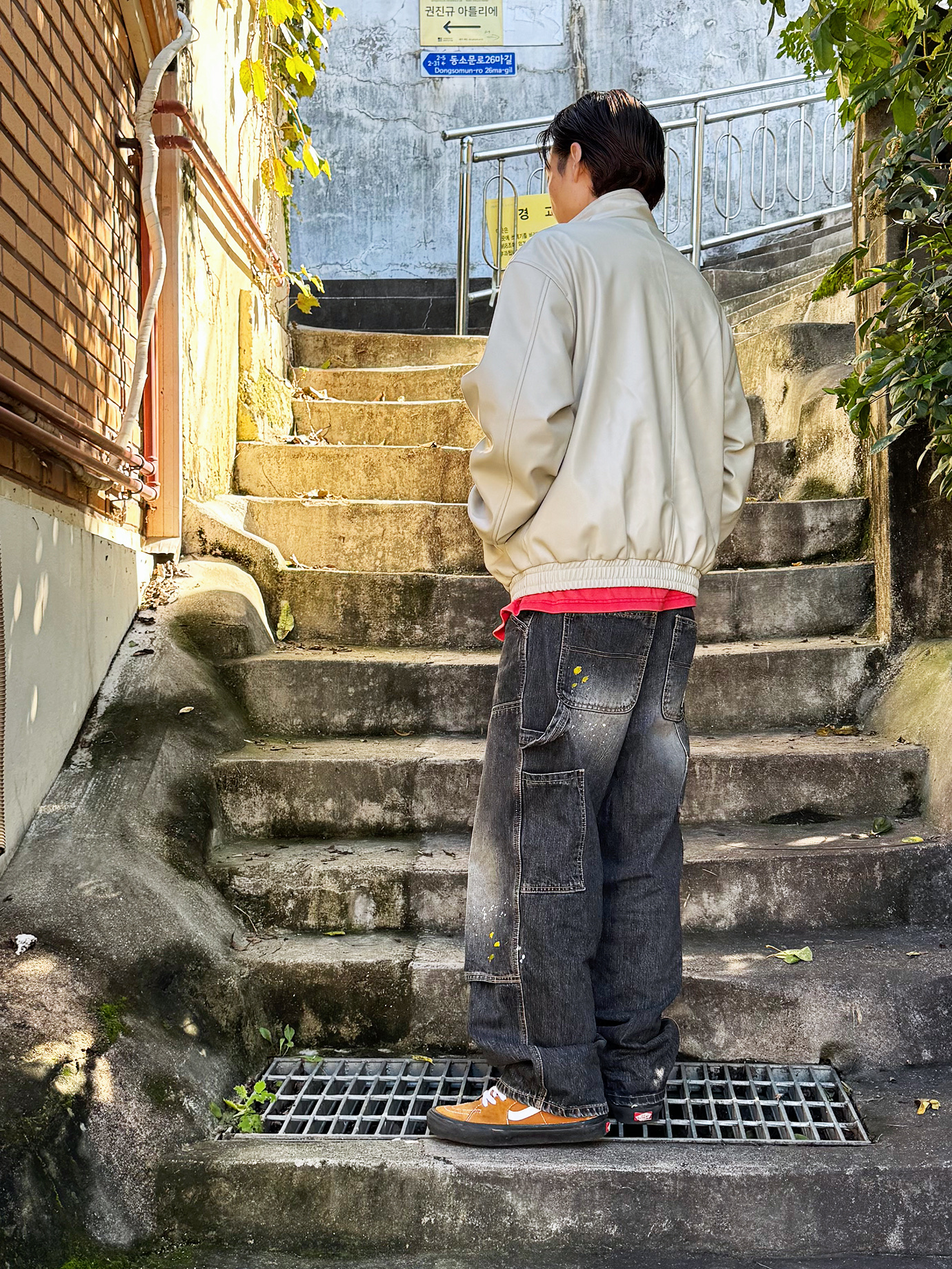 QT8 GARMENTS Synthetic Leather Hidden Jacket Cream, QT8 GARMENTS Painted Double Knee Washed Pants Black 착용 스타일 - 3