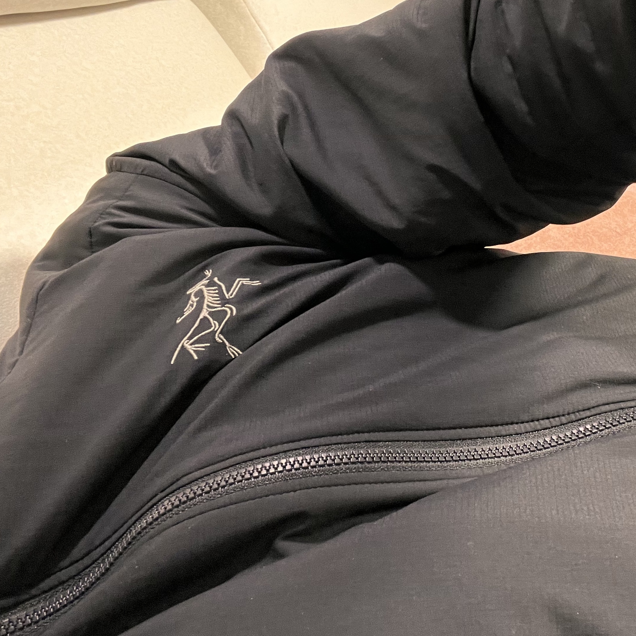 Arc'teryx Atom Jacket Black 착용 스타일