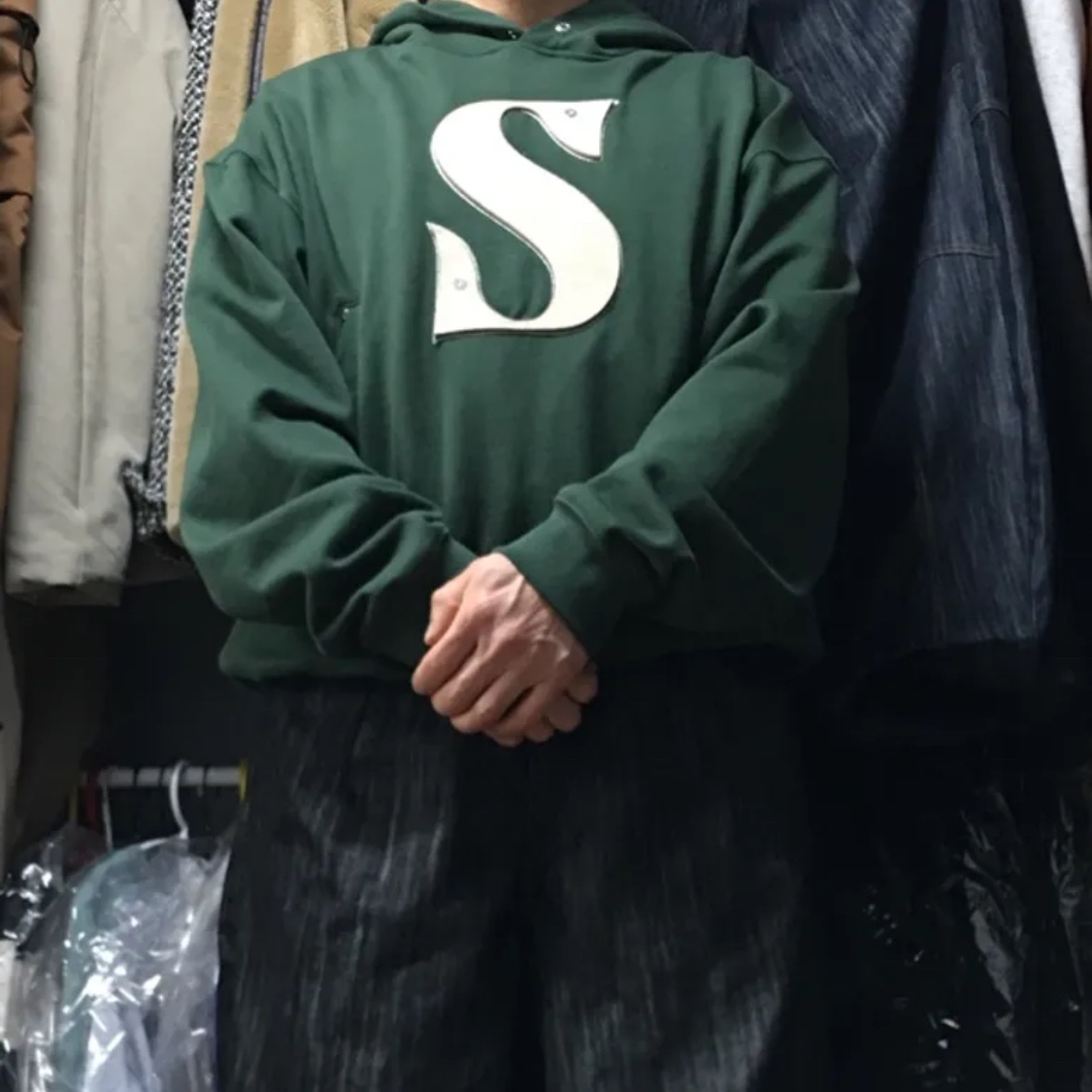 SATUR Rivet Applique Pocket Logo Hoodie Classic Green 착용 스타일
