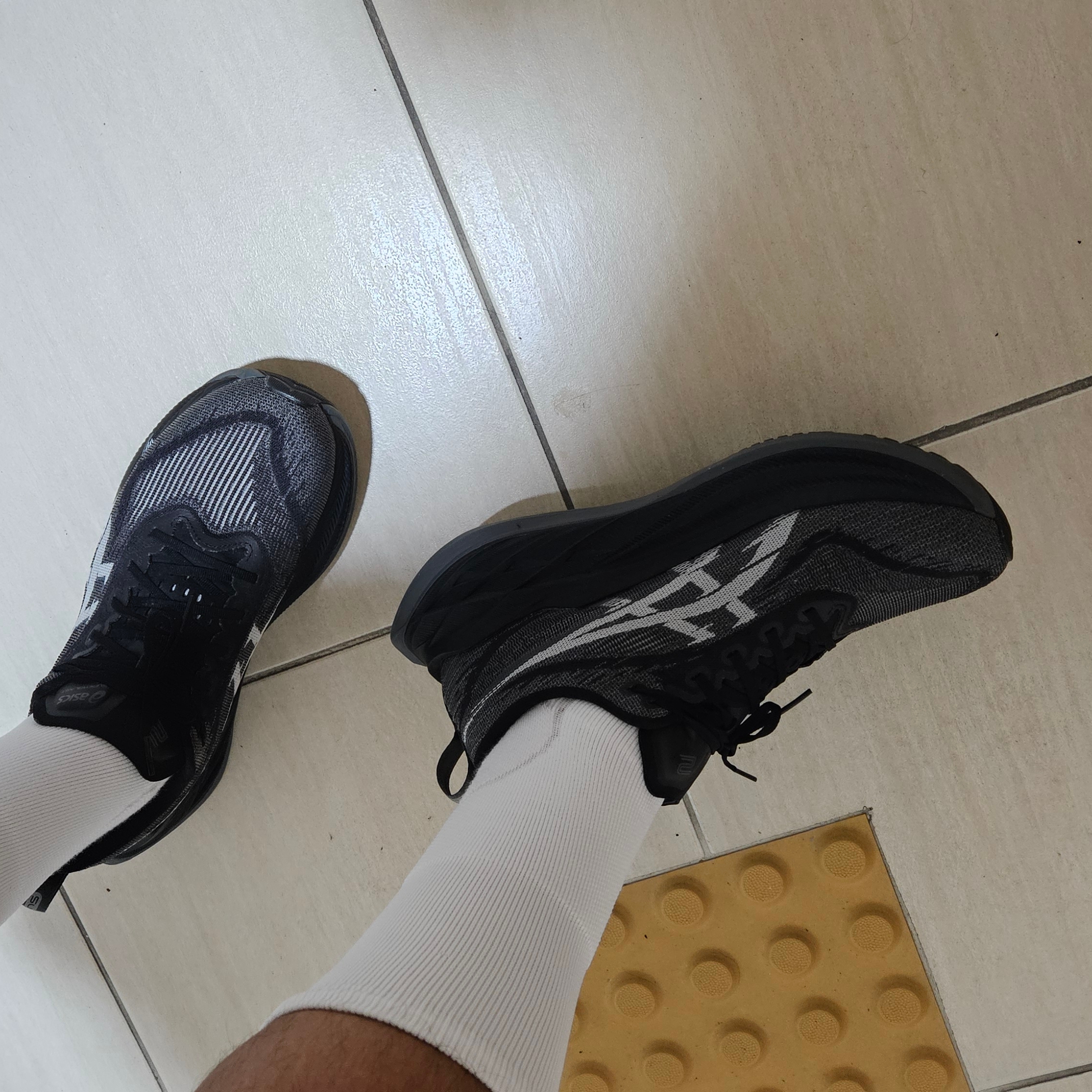 Asics Superblast 2 Black White 착용 스타일 - 2