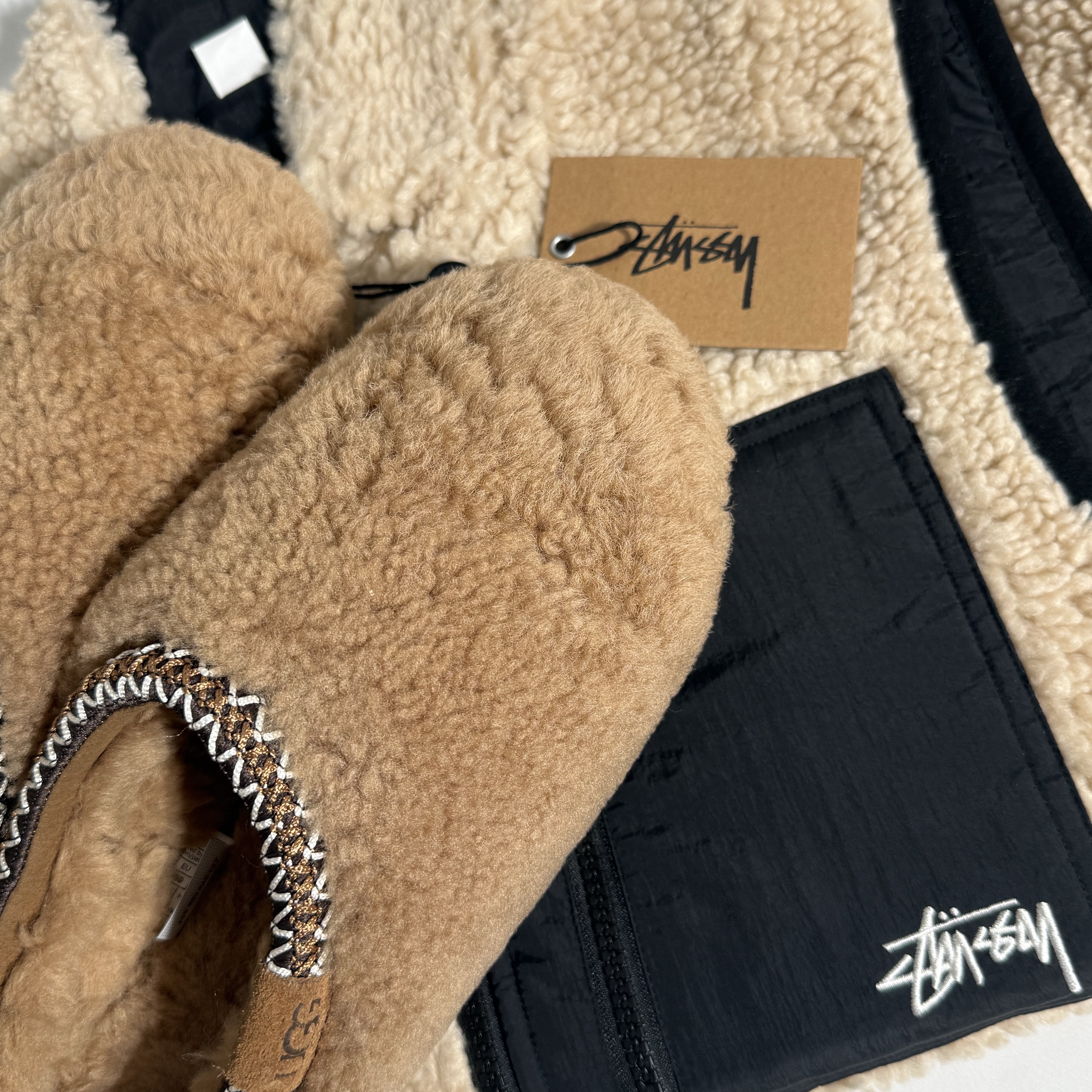 (W) UGG Maxi Curly Tasman Slipper Chestnut, Stussy Sherpa Reversible Vest Beige 착용 스타일