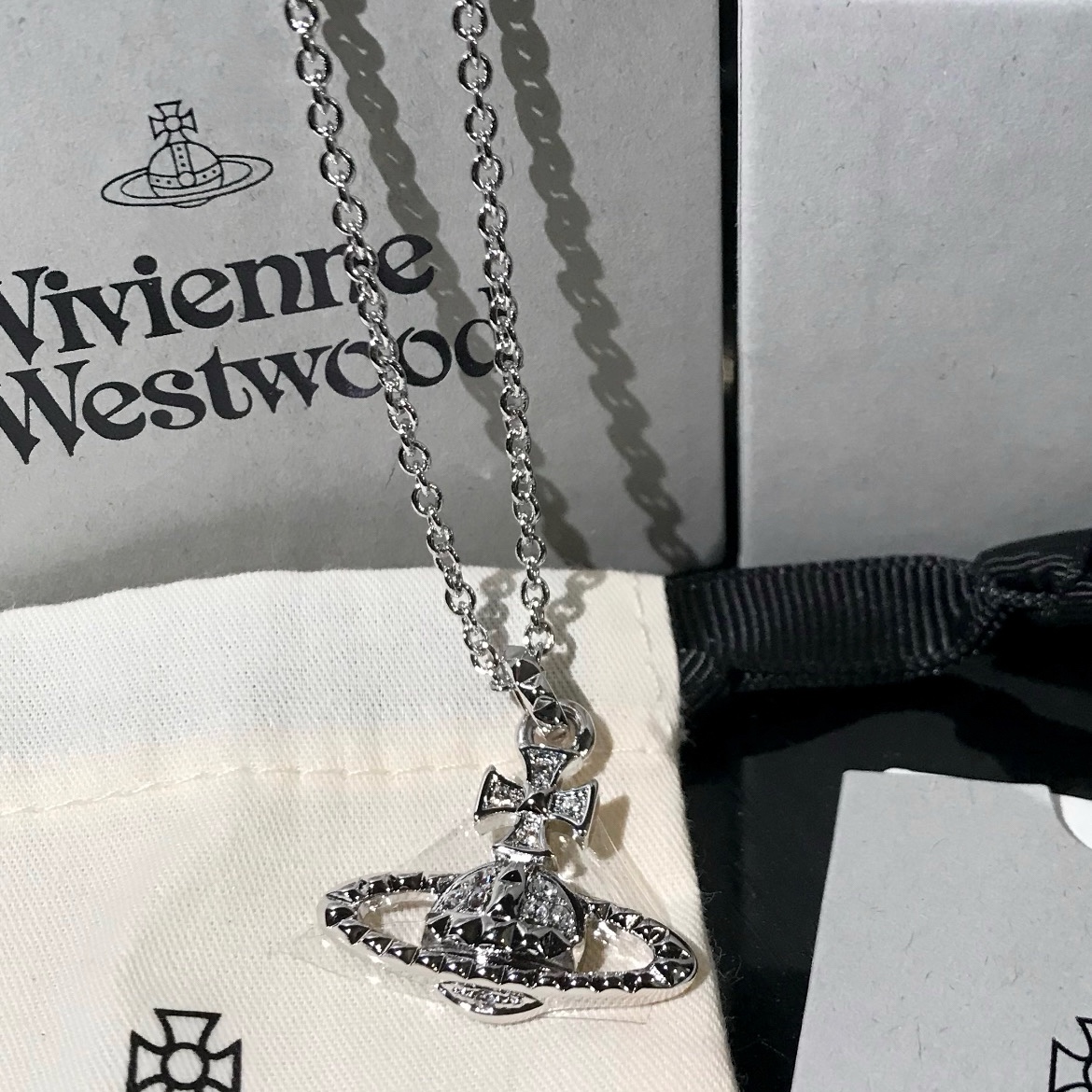 Vivienne Westwood Mayfair Bas Relief Pendant Silver 착용 스타일