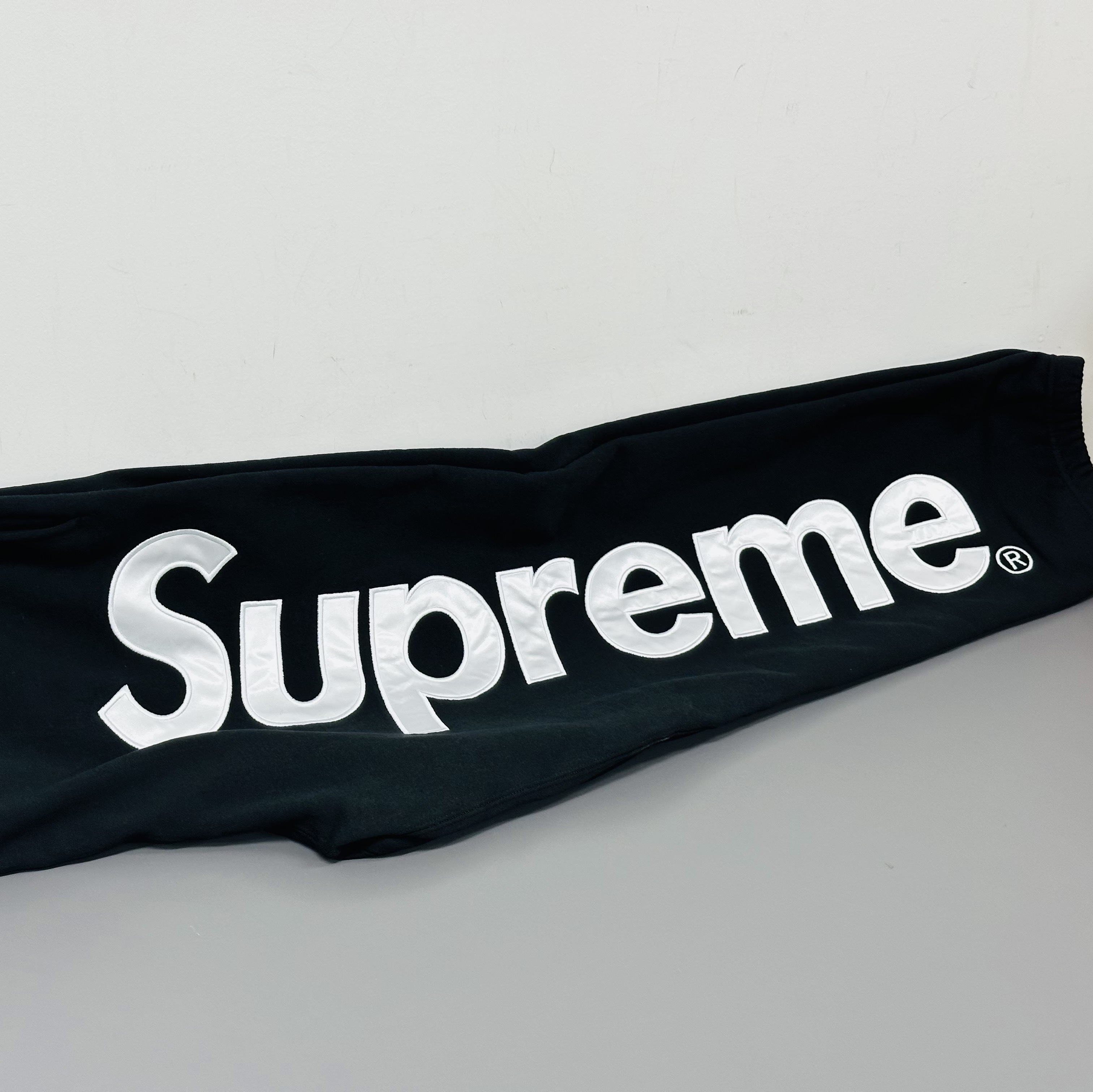 Supreme Satin Applique Sweatpant Black - 25FW 착용 스타일