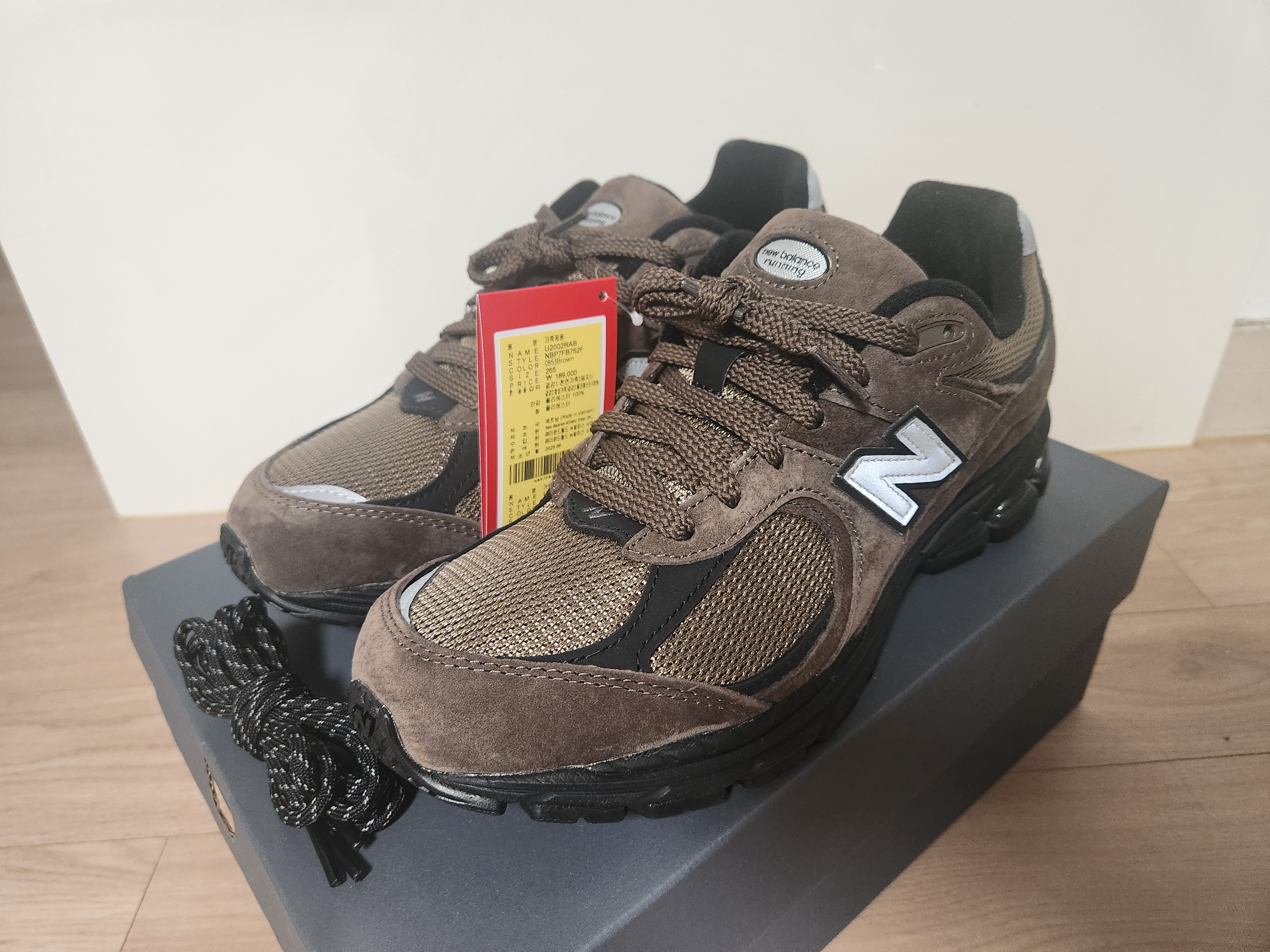 New Balance 2002R Brown Black 착용 스타일 - 2