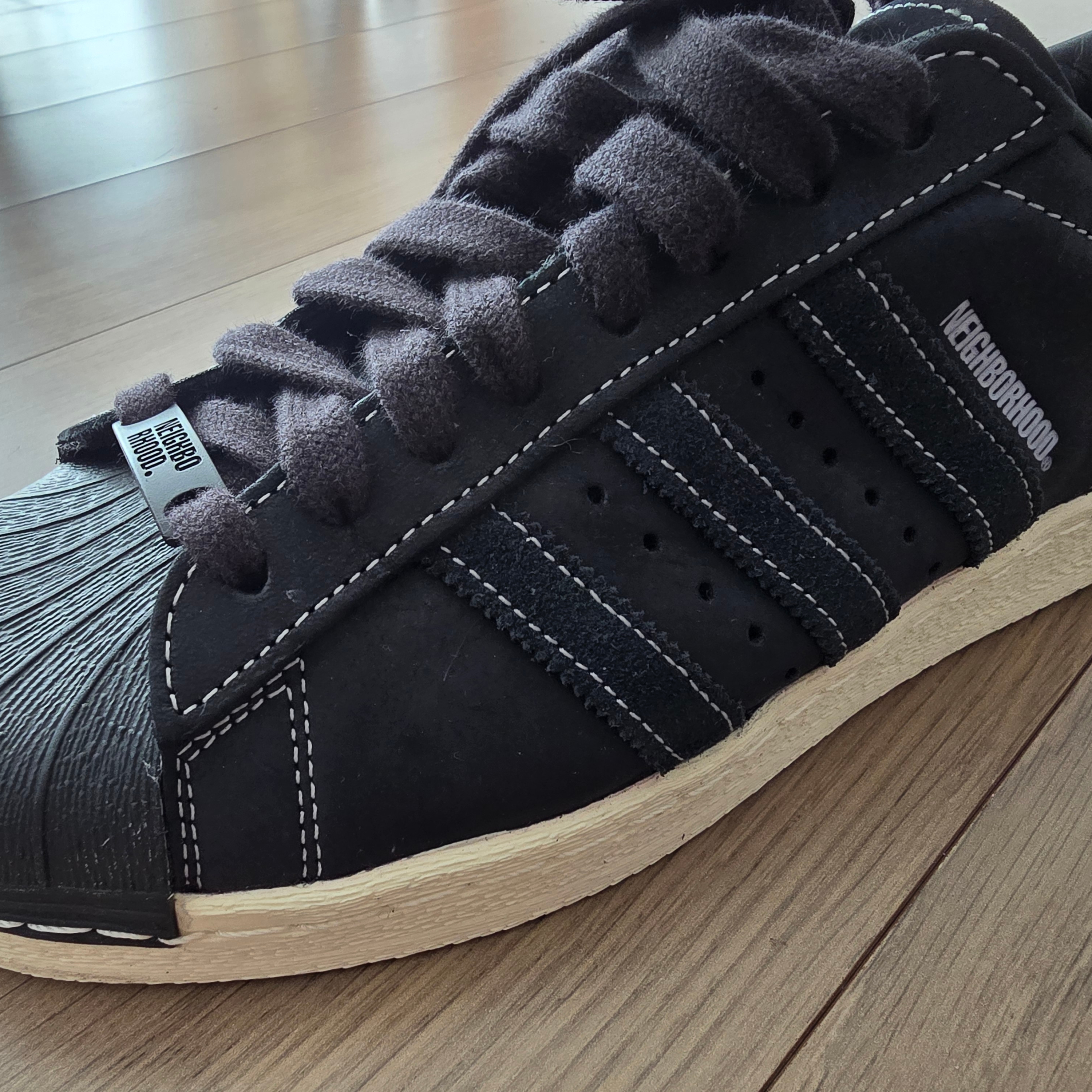 Adidas x Neighborhood Superstar N 2005 Core Black Cloud White 착용 스타일 - 2