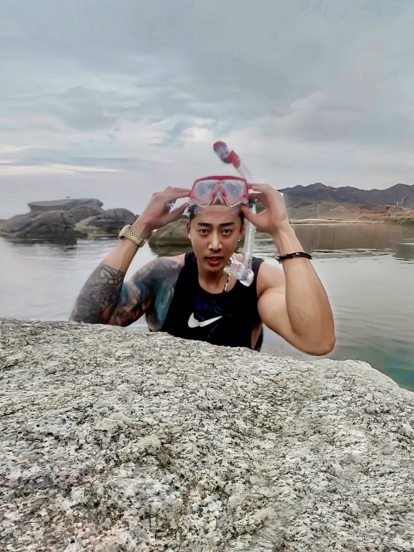 Supreme x Cressi Snorkel Set Red - 19SS, Louis Vuitton Monogram Chain Necklace Silver Black 착용 스타일 - 1