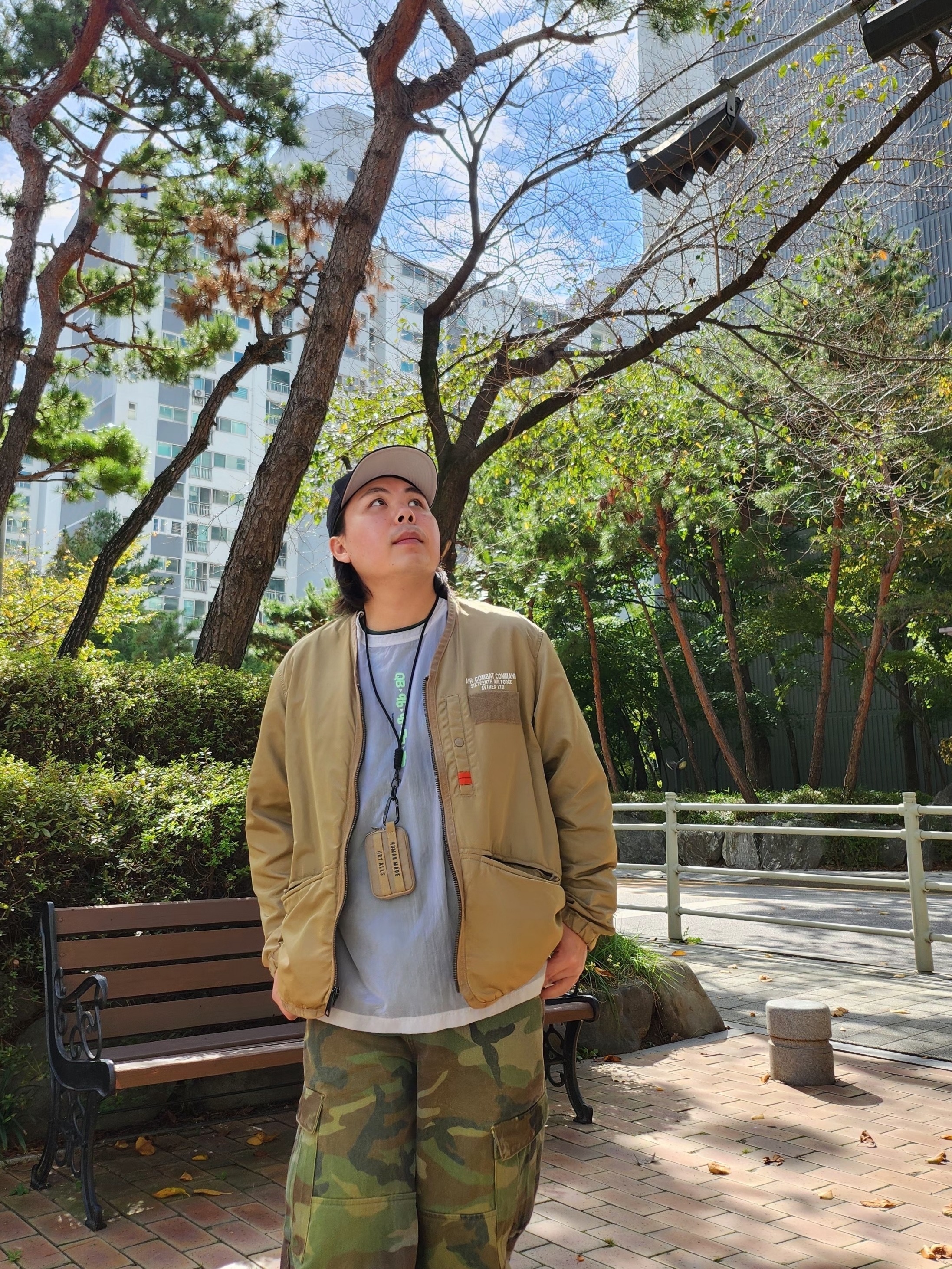 Nike x Peaceminusone Air Force 1 Low Para-Noise 3.0 Black and Multicolor, Suade Washed Cargo Pants Green Camo 착용 스타일 - 2