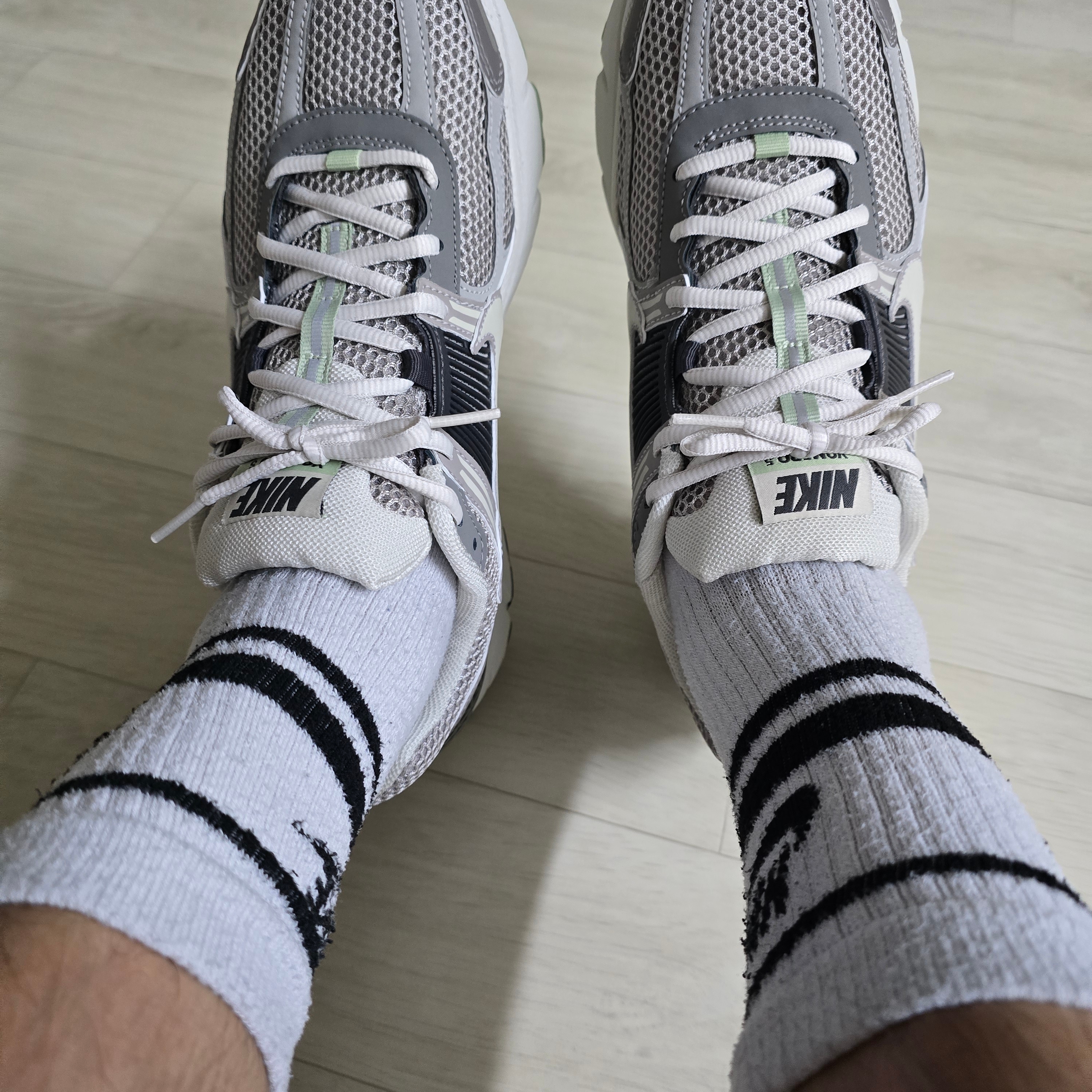 (W) Nike Zoom Vomero 5 Cobblestone and Flat Pewter 착용 스타일