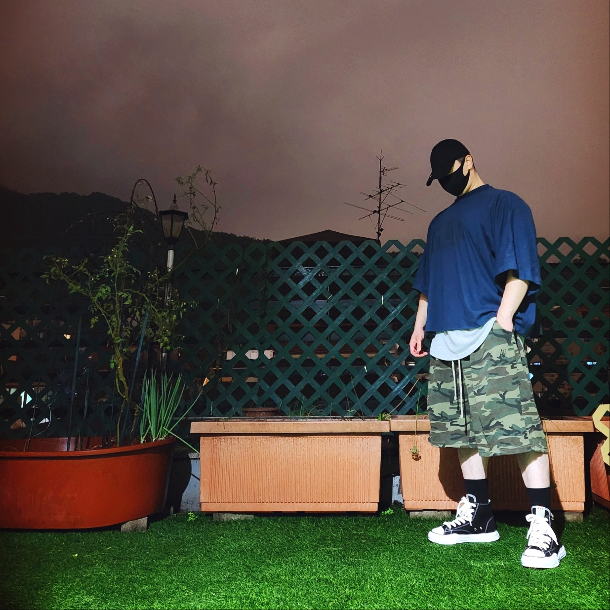 Yeezy Gap Engineered By Balenciaga Logo Cap Black, Yeezy Gap Engineered By Balenciaga Dove No Seam T-Shirt Dark Blue 착용 스타일 - 1
