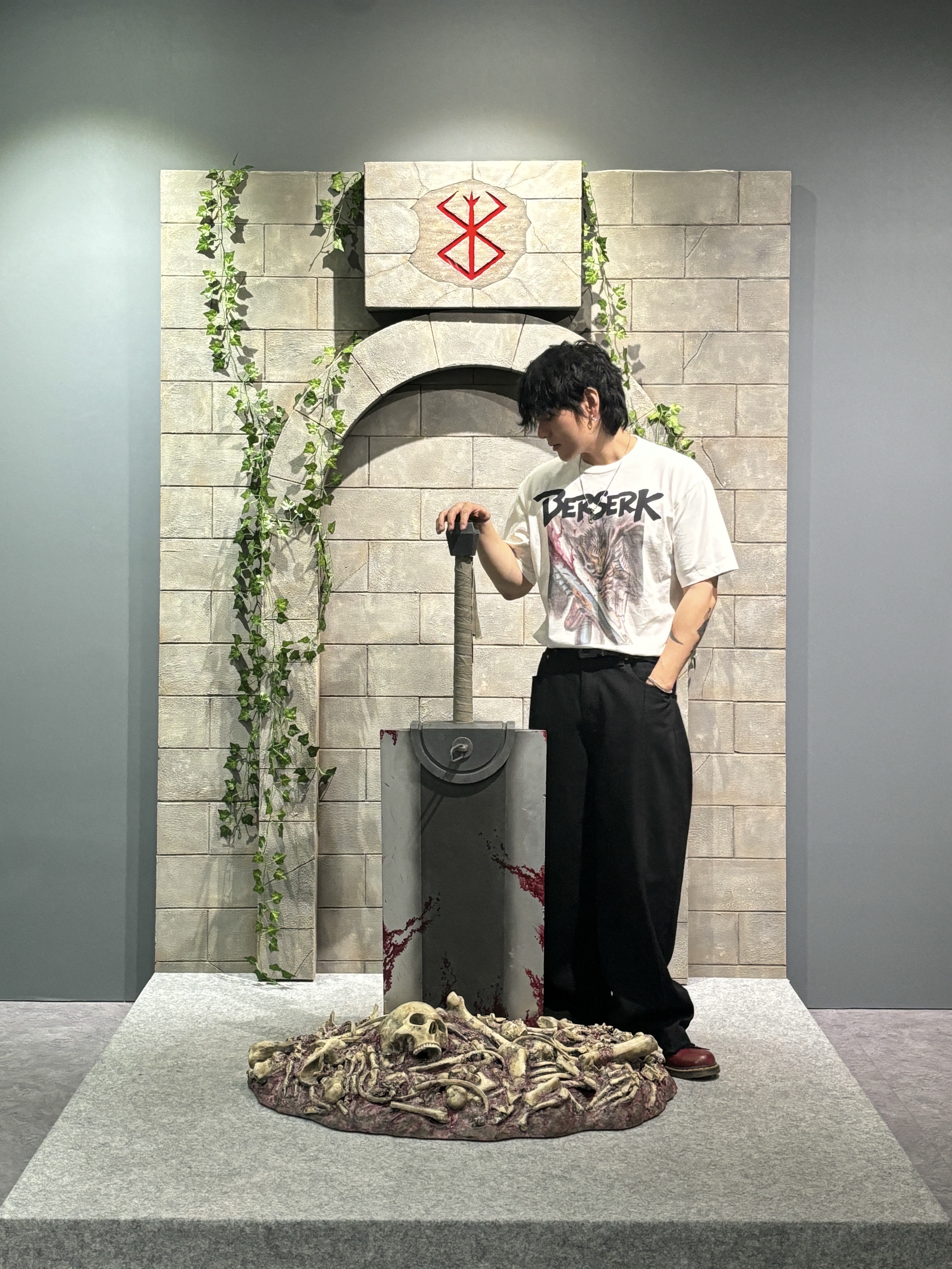Dr. Martens 1460 Smooth Leather Lace Up Boots Cherry Red, Diesel Dx1342 Stainless Steel Pendant Necklace Silver 착용 스타일 - 1