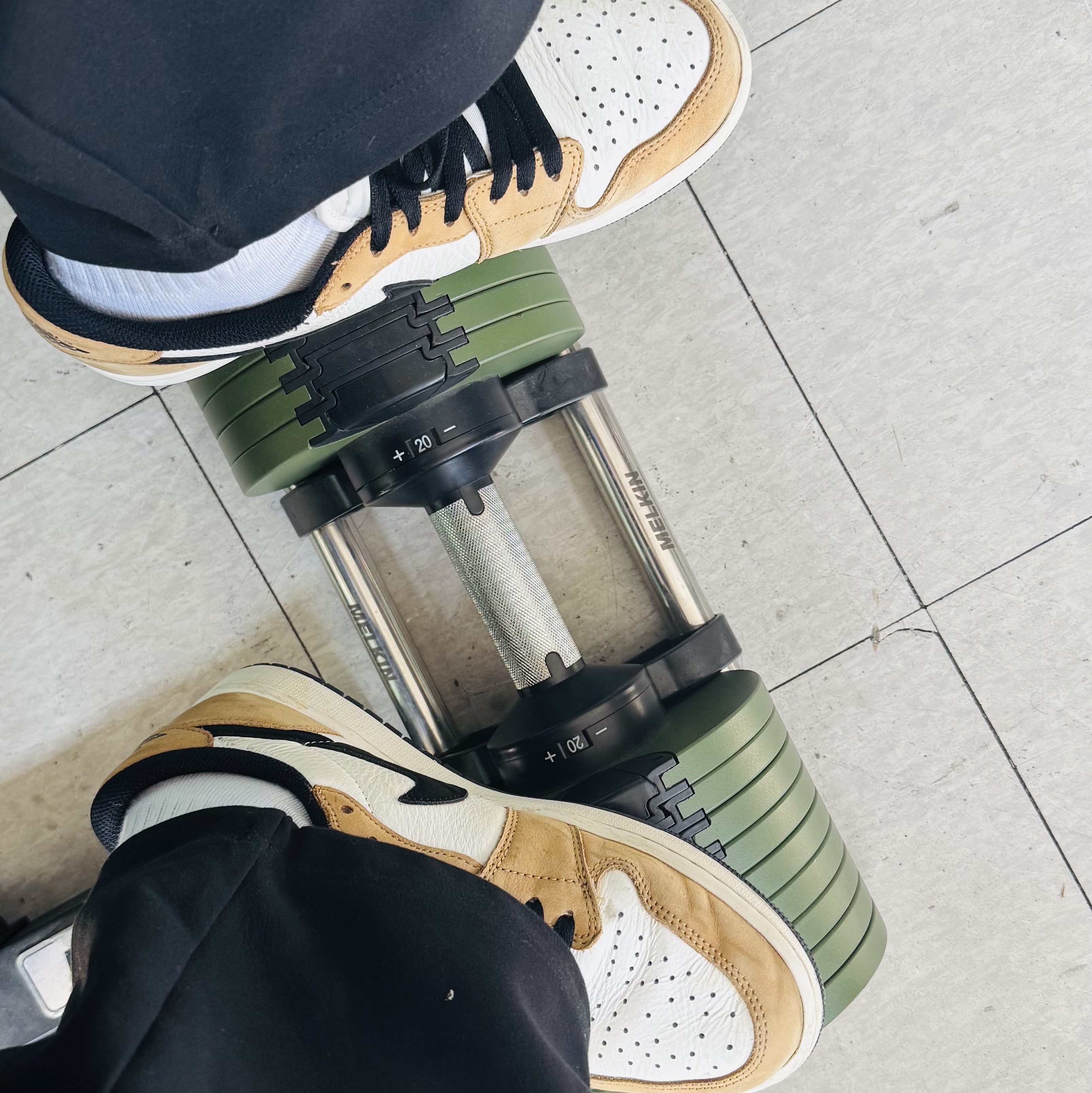 Jordan 1 Low OG Sail and Golden Harvest 착용 스타일